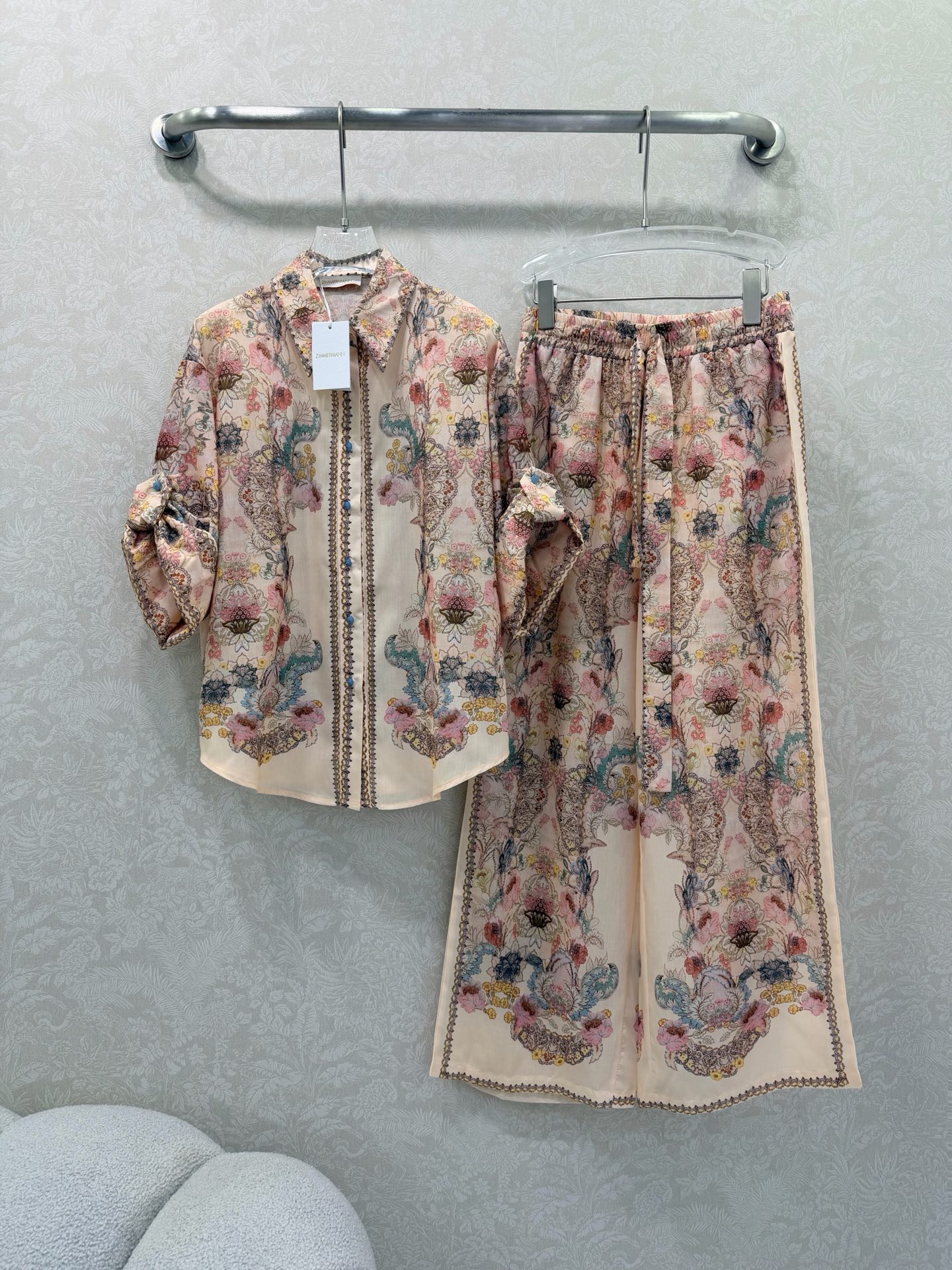 NO:720333,The highest version on the market, the girl will inspect the goods, trim the three marks on the threads, and ship the goods. If you want quality and service, please add me on WeChat. We will not accept urgent orders. Zimmerman*/Zimmerman 26 new early spring suit. Combination of rolled-sleeved shirt and wide-leg pants. The overall positioning is gorgeous and retro-printed. Lapel and long sleeves with blue hardware. Single-breasted cuffs with rolled-edge mid-sleeve design. Pants waistband drawstring. Pure cotton material. Perfect replica of counter style.  Full of high-end feel, the fit is super correct, and you can wear it casually to show your temperament. 2 colors and 4 sizes SMLXL, Zimmerman-Clothing,19860909市面最高版本小妹验货、修剪线头上三标、发货可发图及拍视频,要品质要服务的加我微信,不接急单. Zimmerman*兹/默曼 26早春新款套装 卷袖衬衣阔腿裤的组合.整体定位繁花锦簇复古印花绝绝子 翻领长袖搭配蓝色五金 前襟单排扣袖口卷边中袖设计 裤子腰头抽绳 纯棉材质 完美复刻专柜款 高级感满满,版型超正 随意一搭都显气质 2色4码SMLXL,兹默曼-服装,,Women's clothing