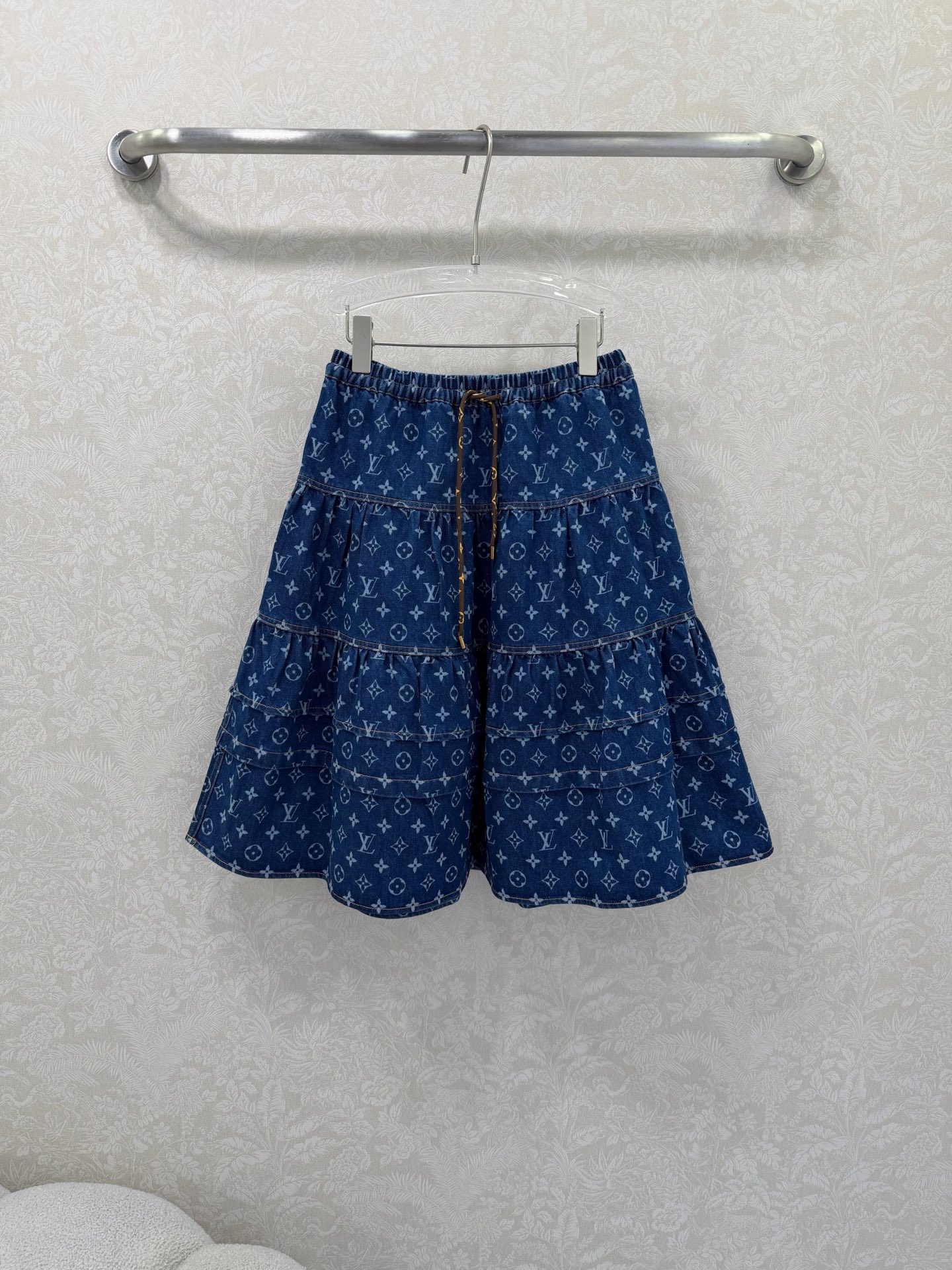 NO:720329,The highest version on the market, the girl inspects the goods, trims the three marks on the threads, and delivers the goods. You can post pictures and take videos. If you want quality and service, add me on WeChat. We will not accept urgent orders. Louis Vuitt*n26 new classic presbyopic denim series, jacket + skirt + shirt, new at the same time. Classic presbyopic denim color, three-dimensional silhouette tailoring, versatile and not picky. A series of matching upper body, versatile and not picky. The skirt is a cake tutu skirt design. Customized presbyopic leather drawstring at the waist.  The brand tone is full, the screen is full of classic presbyopic patterns, it is very eye-catching, cool and trendy, fashionable and versatile, short skirt, monochrome size 3 SML, Louis Vuitton-clothing, louis vuitton, louis vuitton, skirts, jackets & coats, jackets & coats,19860909市面最高版本小妹验货、修剪线头上三标、发货可发图及拍视频,要品质要服务的加我微信,不接急单. Louis Vuitt*n26新款经典老花牛仔系列 夹克外套+短裙+衬衣 同步上新 经典老花牛仔花色 立体廓形剪裁百搭不挑人 一系列搭配上身百搭不挑人 短裙是蛋糕蓬蓬裙设计版型 腰头定制老花皮革抽绳 品牌调性拉满 满屏经典老花图案 吸睛感超赞 又酷又拽 时髦百搭 短裙 单色3码SML,路易威登-服装,louis vuitton,louis vuitton,skirts,jackets & coats,jackets & coats,,Women's clothing