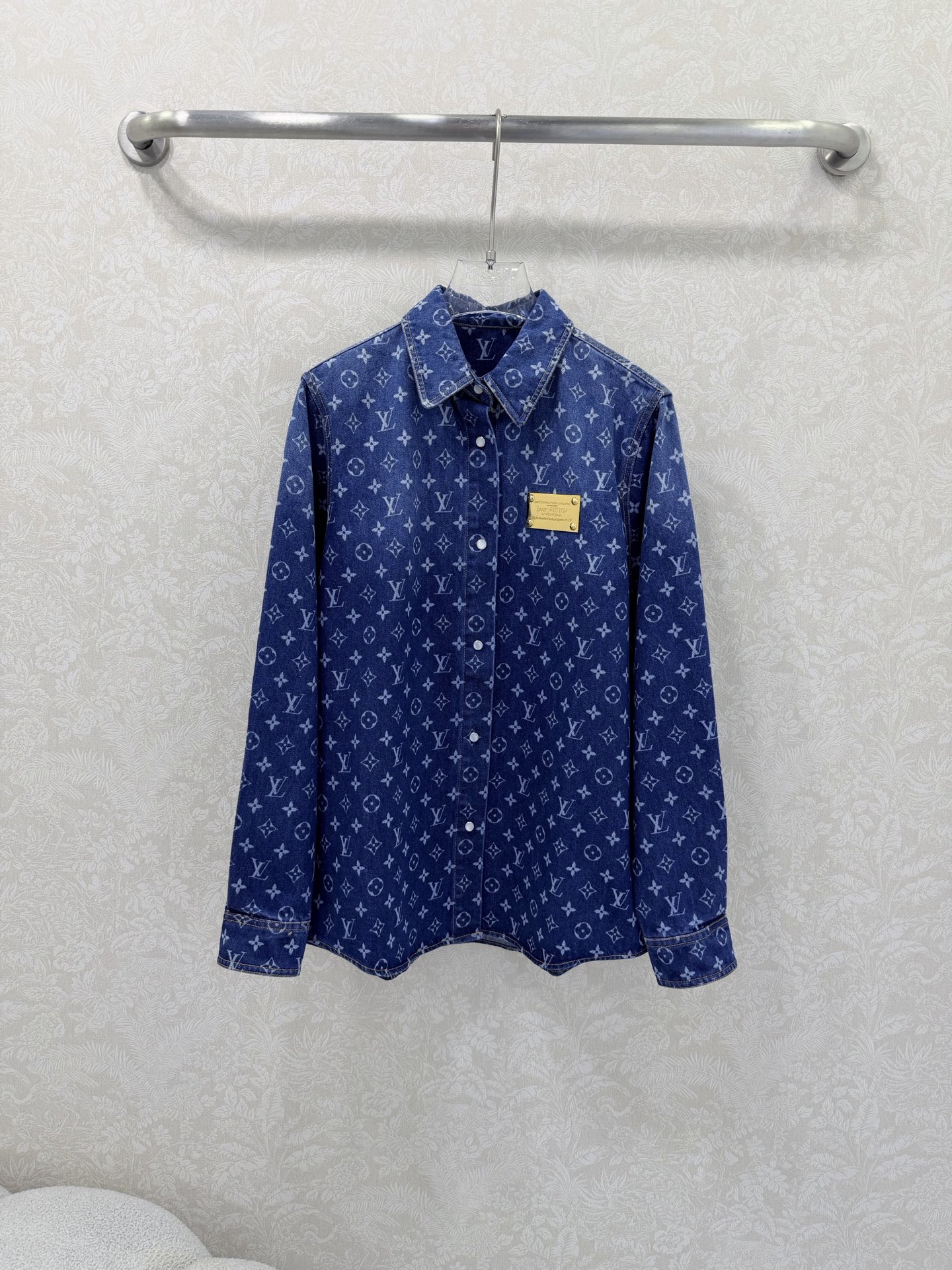 NO:720361,The highest version on the market, the girl inspects the goods, trims the three marks on the threads, and delivers the goods. You can send pictures and videos. If you want quality and service, please add me on WeChat. We will not accept urgent orders. Loui*Vuitto*26 new classic presbyopic denim series, jacket + skirt + shirt, new at the same time, classic presbyopic denim color, metal patch decoration on the chest, three-dimensional silhouette tailoring, versatile and easy to match, a series of matching upper body, versatile and easy to match, lapel long-sleeved shirt, practical all year round  The screen is full of classic presbyopic patterns. It is very eye-catching. It is cool and trendy. It is fashionable and versatile. The shirt is single color size 3 SML, Louis Vuitton-clothing, louis vuitton, louis vuitton, skirts, jackets & coats, jackets & coats,19860909市面最高版本小妹验货、修剪线头上三标、发货可发图及拍视频,要品质要服务的加我微信,不接急单. Loui*Vuitto*26新款经典老花牛仔系列 夹克外套+短裙+衬衣 同步上新 经典老花牛仔花色 胸前金属贴牌装饰 立体廓形剪裁百搭不挑人 一系列搭配上身百搭不挑人 翻领长袖衬衣 一年四季都实用的一款 满屏经典老花图案 吸睛感超赞 又酷又拽 时髦百搭 衬衣单色3码SML,路易威登-服装,louis vuitton,louis vuitton,skirts,jackets & coats,jackets & coats,,Women's clothing