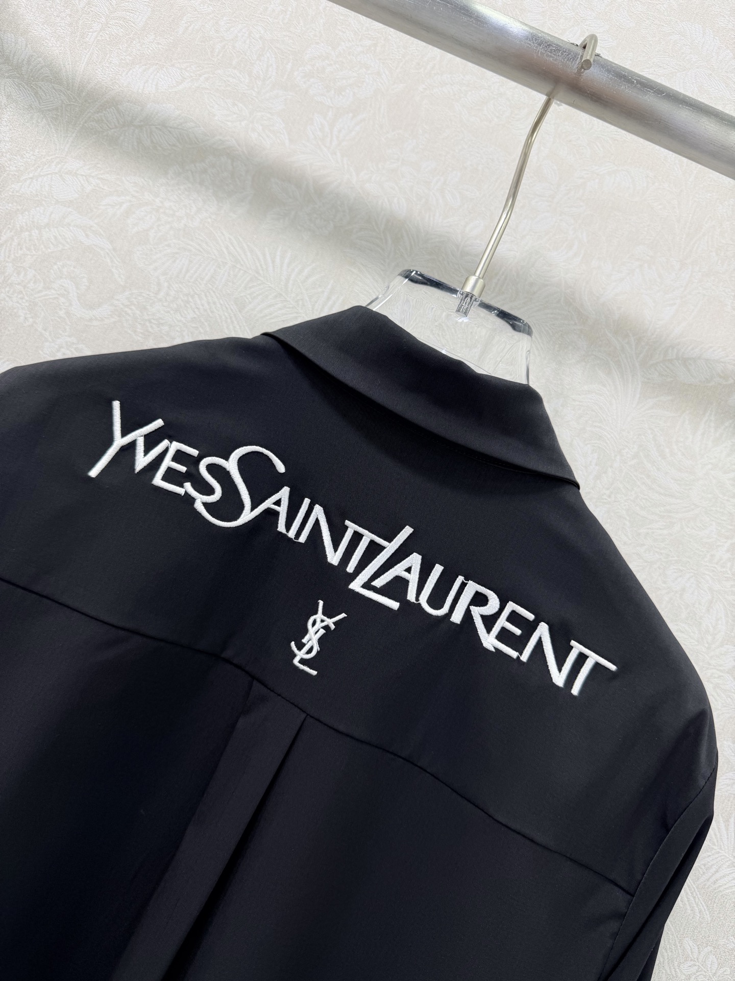 🔥🔥🔥 SAINT LAURE*T 26新款👑中古风衬衣 没有什么理由可以拒绝它 可A可乖的风格，版型属