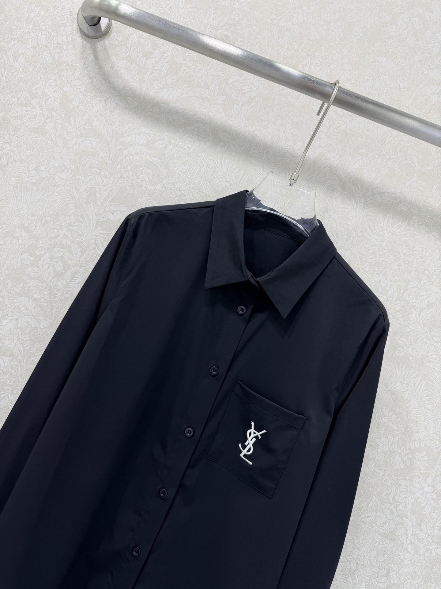 🔥🔥🔥 SAINT LAURE*T 26新款👑中古风衬衣 没有什么理由可以拒绝它 可A可乖的风格，版型属