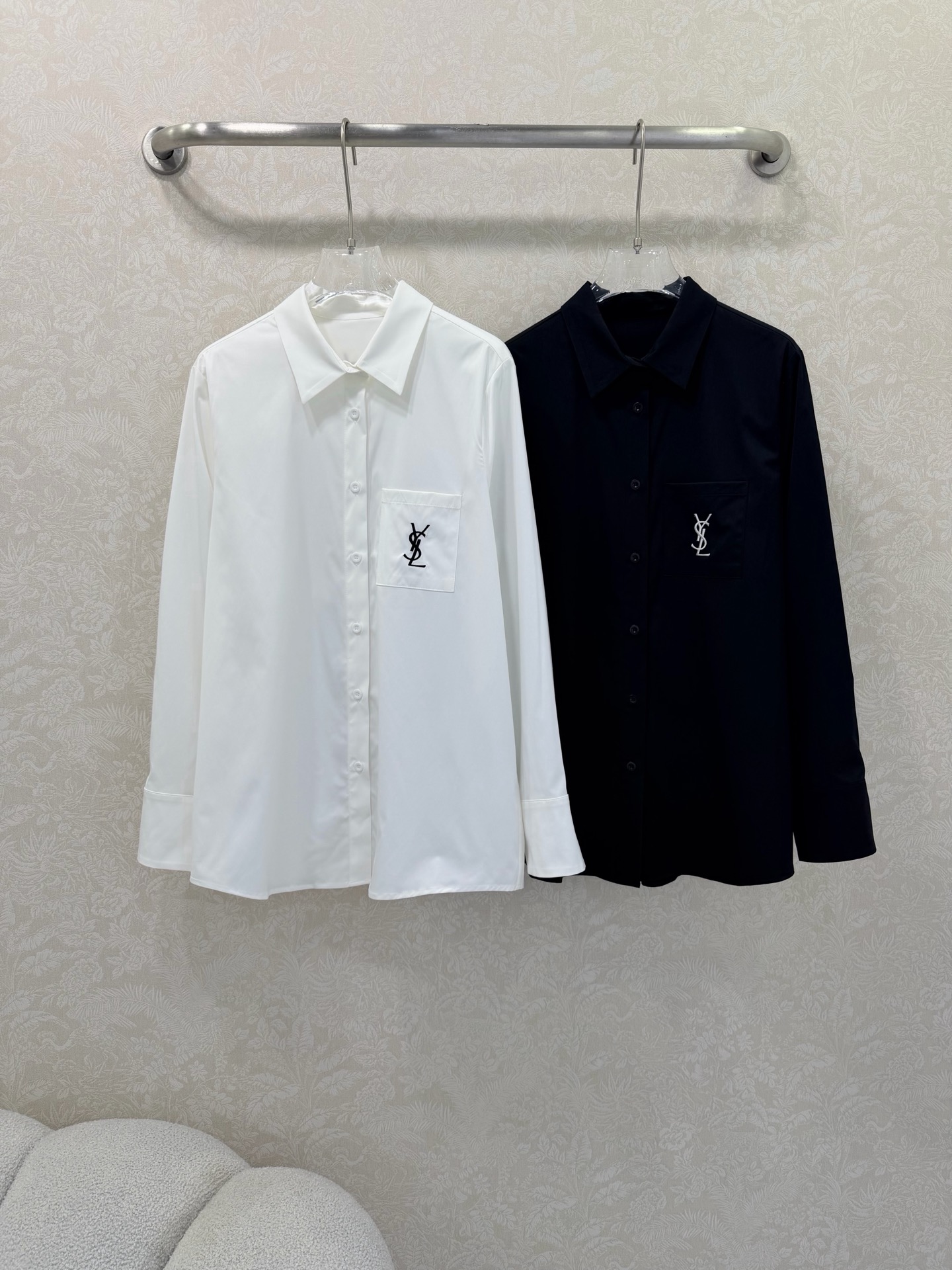 🔥🔥🔥 SAINT LAURE*T 26新款👑中古风衬衣 没有什么理由可以拒绝它 可A可乖的风格，版型属