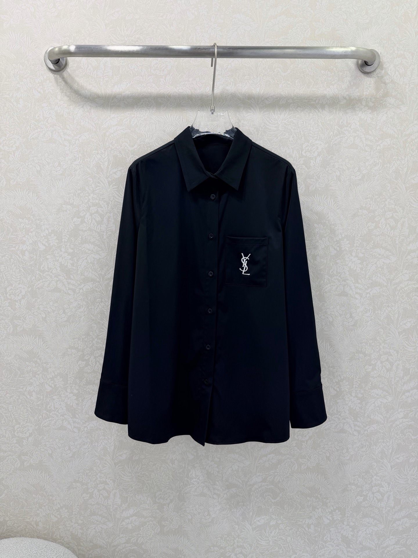 NO:720335,The highest version on the market. The girl inspects the goods, trims the three marks on the threads, and delivers the goods. You can post pictures and take videos. If you want quality or service, please add me on WeChat. We will not accept urgent orders. SAINT LAURE*T 26 new style mid-century style shirt. There is no reason to refuse it. It has a cute style and a pattern that everyone can control. It is OK for daily commuting, regardless of the occasion.  The shirt is clean and elegant, with richer layers and full of small details that are a plus. It has a very KOL style and is adaptable to all body types. The length of the shirt is very friendly to girls with short stature and fat belly. The slimming effect is great. 2 colors and 3 sizes SML, Saint Laurent-clothing, saint laurent, saint laurent,19860909市面最高版本小妹验货、修剪线头上三标、发货可发图及拍视频,要品质要服务的加我微信,不接急单. SAINT LAURE*T 26新款中古风衬衣 没有什么理由可以拒绝它 可A可乖的风格,版型属于谁都好驾驭的,日常通勤穿什么的都是很OK的,不挑场合的 衬衣干净大气,层次感更加丰富,满满小细节太加分了.很有KOL风范的版型,包容各种身材都不在话下,衣长对于小个子和肚子有肉肉的女生都很友好哦.显瘦效果很棒.2色3码SML,圣罗兰-服装,saint laurent,saint laurent,,Women's clothing