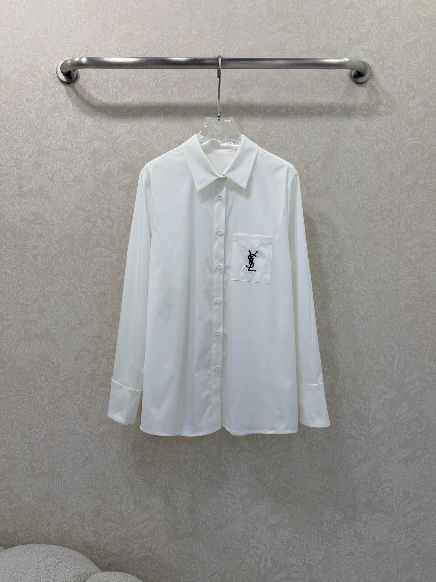 NO:720345,The highest version on the market. The girl inspects the goods, trims the three marks on the threads, and delivers the goods. You can post pictures and take videos. If you want quality or service, please add me on WeChat. We will not accept urgent orders. SAINT LAURE*T 26 new style mid-century style shirt. There is no reason to refuse it. It has a cute style and a pattern that everyone can control. It is OK for daily commuting, regardless of the occasion.  The shirt is clean and elegant, with richer layers and full of small details that are a plus. It has a very KOL style and is adaptable to all body types. The length of the shirt is very friendly to girls with short stature and fat belly. The slimming effect is great. 2 colors and 3 sizes SML, Saint Laurent-clothing, saint laurent, saint laurent,19860909市面最高版本小妹验货、修剪线头上三标、发货可发图及拍视频,要品质要服务的加我微信,不接急单. SAINT LAURE*T 26新款中古风衬衣 没有什么理由可以拒绝它 可A可乖的风格,版型属于谁都好驾驭的,日常通勤穿什么的都是很OK的,不挑场合的 衬衣干净大气,层次感更加丰富,满满小细节太加分了.很有KOL风范的版型,包容各种身材都不在话下,衣长对于小个子和肚子有肉肉的女生都很友好哦.显瘦效果很棒.2色3码SML,圣罗兰-服装,saint laurent,saint laurent,,Women's clothing