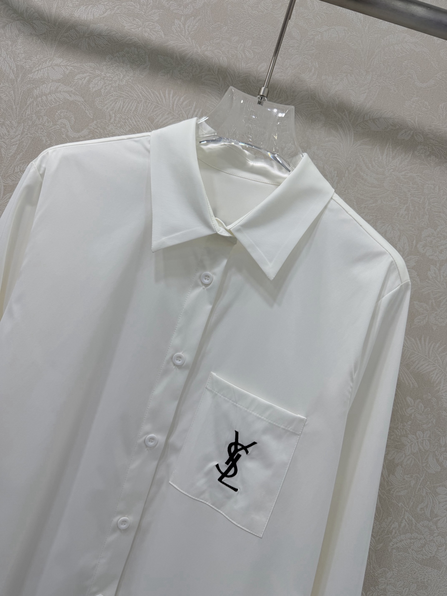 🔥🔥🔥 SAINT LAURE*T 26新款👑中古风衬衣 没有什么理由可以拒绝它 可A可乖的风格，版型属