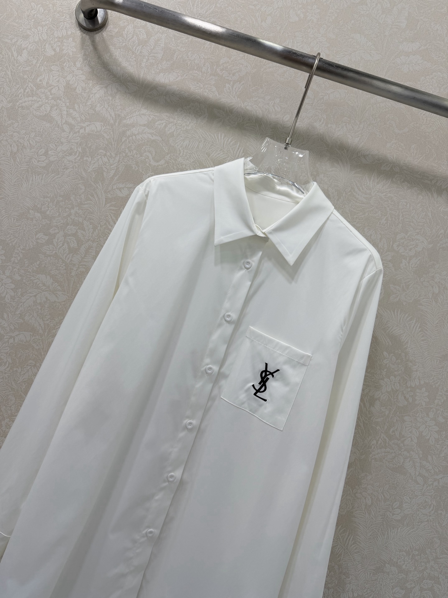 🔥🔥🔥 SAINT LAURE*T 26新款👑中古风衬衣 没有什么理由可以拒绝它 可A可乖的风格，版型属