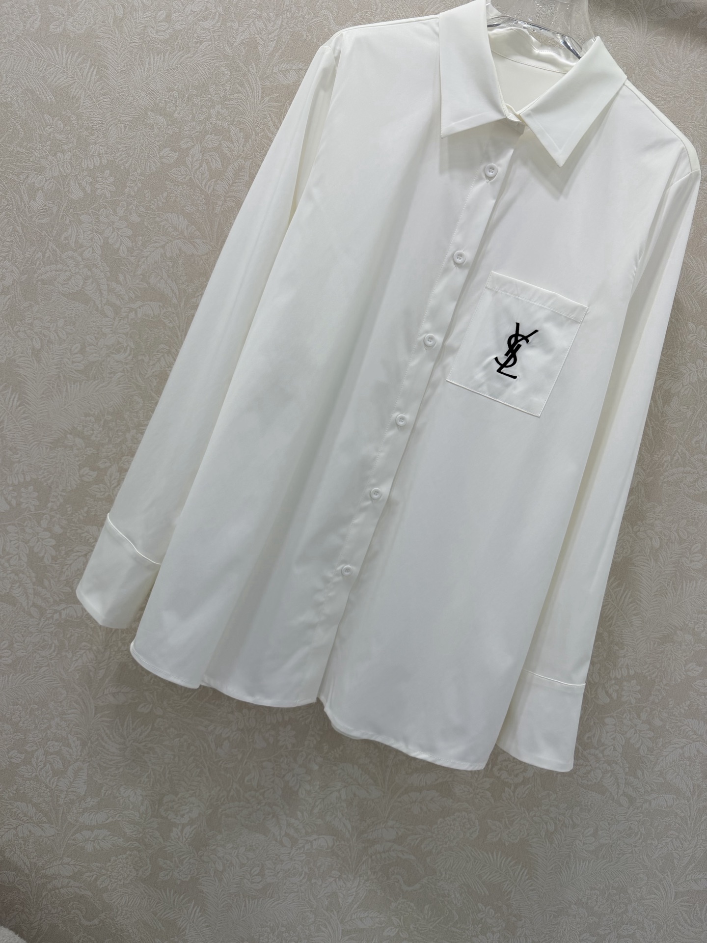 🔥🔥🔥 SAINT LAURE*T 26新款👑中古风衬衣 没有什么理由可以拒绝它 可A可乖的风格，版型属