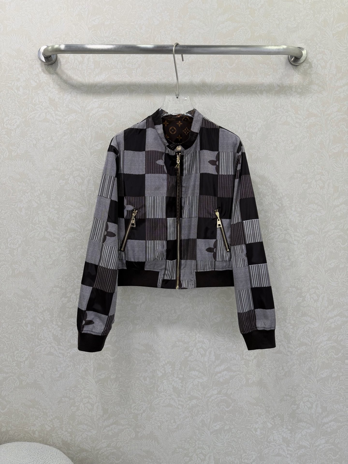 NO:720324,The highest version on the market, the girl inspects the goods, trims the three marks on the threads, and delivers the goods. You can send pictures and videos. If you want quality and service, please add me on WeChat. We will not accept urgent orders. LOUIS VUITT*N Louis/Vuitton 26 early spring new style double-sided wearable jacket. Classic checkered presbyopia with baseball jacket style. The upper body is handsome, fashionable and stylish. Customized hardware accessories from the mold. High-end series. Very high-end imported high-density texture. Look carefully at the details. The most distinctive 1:1 advanced material.  The upper body is very sassy, clean and classy, and enhances the temperament~~ It is completely in accordance with the high-end ready-to-wear standards. I fell in love with it at first sight. 2 colors and 3 sizes SML, Louis Vuitton-clothing, louis vuitton, louis vuitton, jackets & coats, jackets & coats,19860909市面最高版本小妹验货、修剪线头上三标、发货可发图及拍视频,要品质要服务的加我微信,不接急单. LOUIS VUITT*N路易/威登26早春新款双面可穿夹克外套 经典方格老花的搭配棒球服夹克版型 上身帅气又时髦有型 开模定制的五金配件 高级系列款 非常高级的进口高密度质地 仔细看细节 最具特色的1:1高级材质 上身非常飒 干净有品 提气质~~完全按照高定成衣水准 一眼爱上 2色3码SML,路易威登-服装,louis vuitton,louis vuitton,jackets & coats,jackets & coats,,Women's clothing