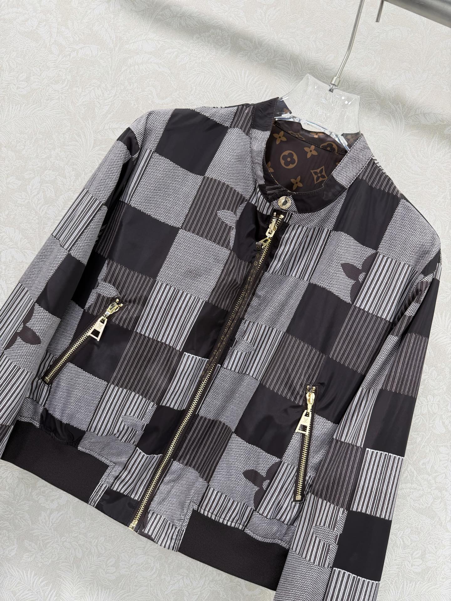 🔥🔥LOUIS VUITT*N路易/威登26早春新款双面可穿夹克外套 经典方格➕老花的搭配 棒球服夹克版