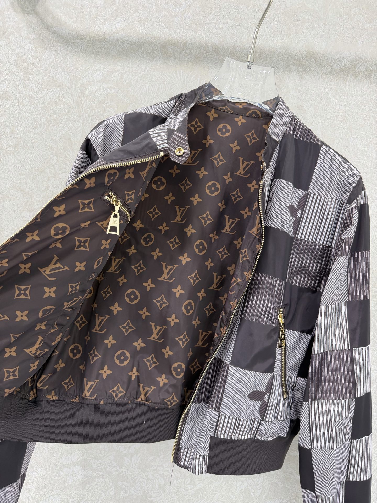 🔥🔥LOUIS VUITT*N路易/威登26早春新款双面可穿夹克外套 经典方格➕老花的搭配 棒球服夹克版