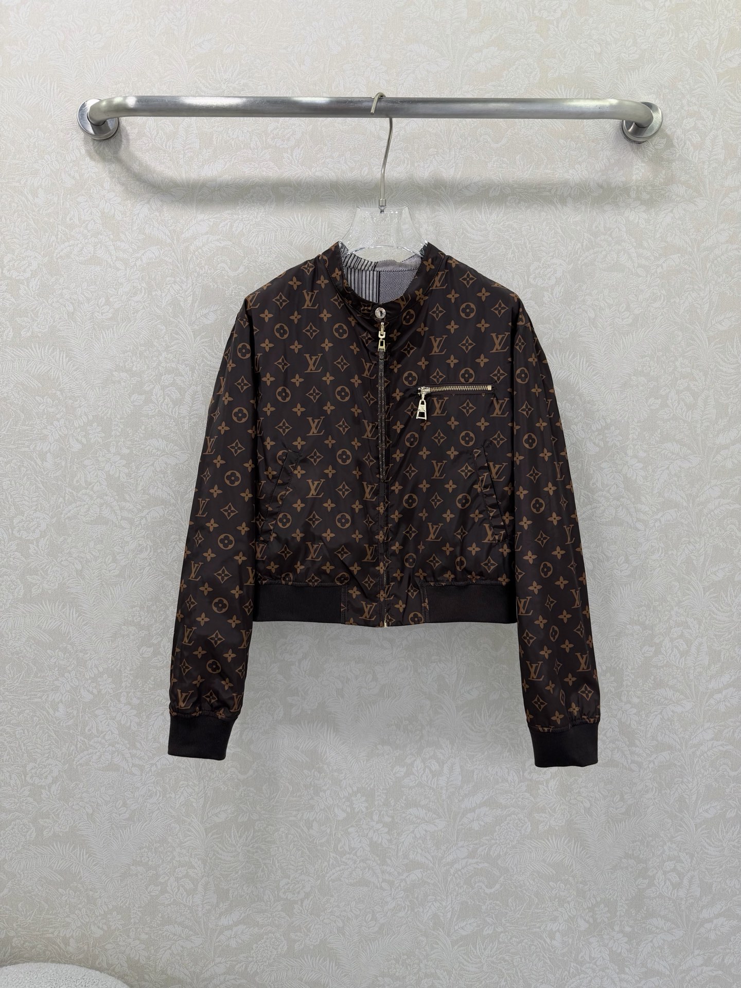 NO:720327,The highest version on the market, the girl inspects the goods, trims the three marks on the threads, and delivers the goods. You can send pictures and videos. If you want quality and service, add me on WeChat. We will not accept urgent orders. Double-sided LOUIS VUITT*N Louis/Vuitton 26 early spring new style double-sided wearable jacket. Classic checkered presbyopia with baseball uniform jacket style. The upper body is handsome and fashionable. Customized hardware accessories from the mold. High-end series. Very high-end imported high-density texture. Pay close attention to the details.  The most distinctive 1:1 high-end material. The upper body is very sassy, clean and classy, and enhances the temperament~~ It is completely in accordance with the level of high-end ready-to-wear. I fell in love with it at first sight. 2 colors and 3 codes SML, Louis Vuitton-clothing, louis vuitton, louis vuitton, jackets & coats, jackets & coats,19860909市面最高版本小妹验货、修剪线头上三标、发货可发图及拍视频,要品质要服务的加我微信,不接急单. 双面LOUIS VUITT*N路易/威登26早春新款双面可穿夹克外套 经典方格老花的搭配棒球服夹克版型 上身帅气又时髦有型 开模定制的五金配件 高级系列款 非常高级的进口高密度质地 仔细看细节 最具特色的1:1高级材质 上身非常飒 干净有品 提气质~~完全按照高定成衣水准 一眼爱上 2色3码SML,路易威登-服装,louis vuitton,louis vuitton,jackets & coats,jackets & coats,,Women's clothing