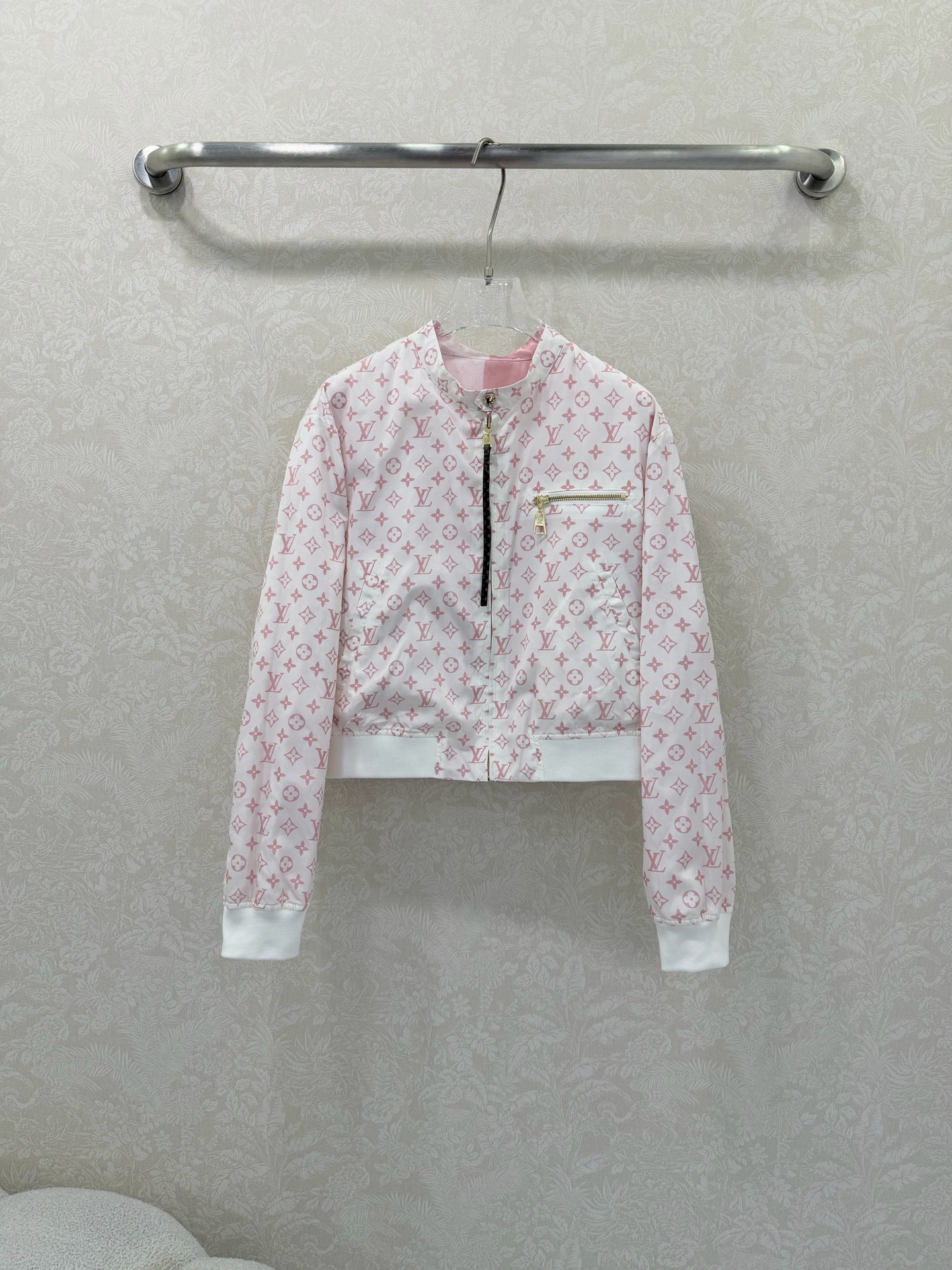 NO:720318,The highest version on the market, the girl inspects the goods, trims the three marks on the threads, and delivers the goods. You can send pictures and videos. If you want quality and service, please add me on WeChat. We will not accept urgent orders. LOUIS VUITT*N Louis/Vuitton 26 early spring new style double-sided wearable jacket. Classic checkered presbyopia with baseball jacket style. The upper body is handsome, fashionable and stylish. Customized hardware accessories from the mold. High-end series. Very high-end imported high-density texture. Look carefully at the details. The most distinctive 1:1 advanced material.  The upper body is very sassy, clean and classy, and enhances the temperament~~ It is completely in accordance with the high-end ready-to-wear standards. I fell in love with it at first sight. 2 colors and 3 sizes SML, Louis Vuitton-clothing, louis vuitton, louis vuitton, jackets & coats, jackets & coats,19860909市面最高版本小妹验货、修剪线头上三标、发货可发图及拍视频,要品质要服务的加我微信,不接急单. LOUIS VUITT*N路易/威登26早春新款双面可穿夹克外套 经典方格老花的搭配棒球服夹克版型 上身帅气又时髦有型 开模定制的五金配件 高级系列款 非常高级的进口高密度质地 仔细看细节 最具特色的1:1高级材质 上身非常飒 干净有品 提气质~~完全按照高定成衣水准 一眼爱上 2色3码SML,路易威登-服装,louis vuitton,louis vuitton,jackets & coats,jackets & coats,,Women's clothing
