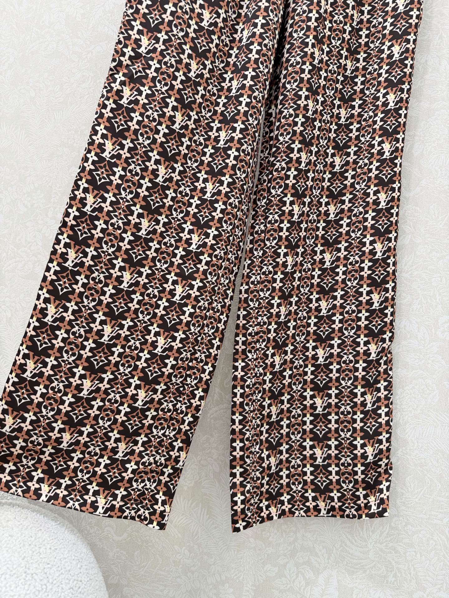 🔥🔥Louis Vuitt*n*26新款腰头字母提花织带老花字母印花阔腿长裤 裤子直筒版型无敌显瘦 设计