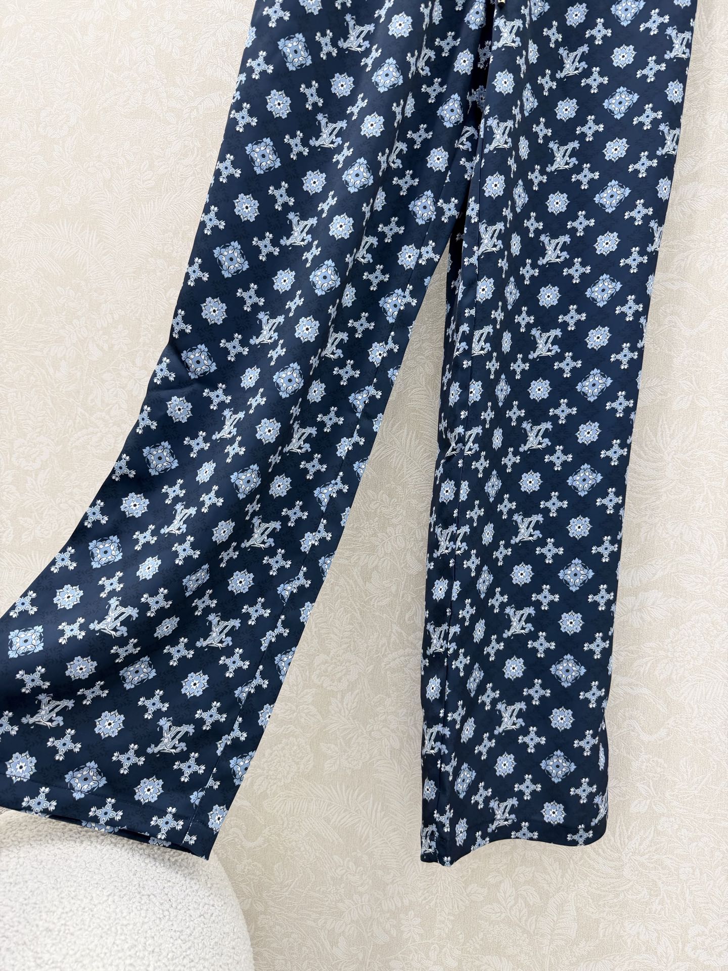 🔥🔥Louis Vuitt*n*26新款老花字母印花阔腿长裤 裤子直筒版型无敌显瘦 设计拉长人体比例 休