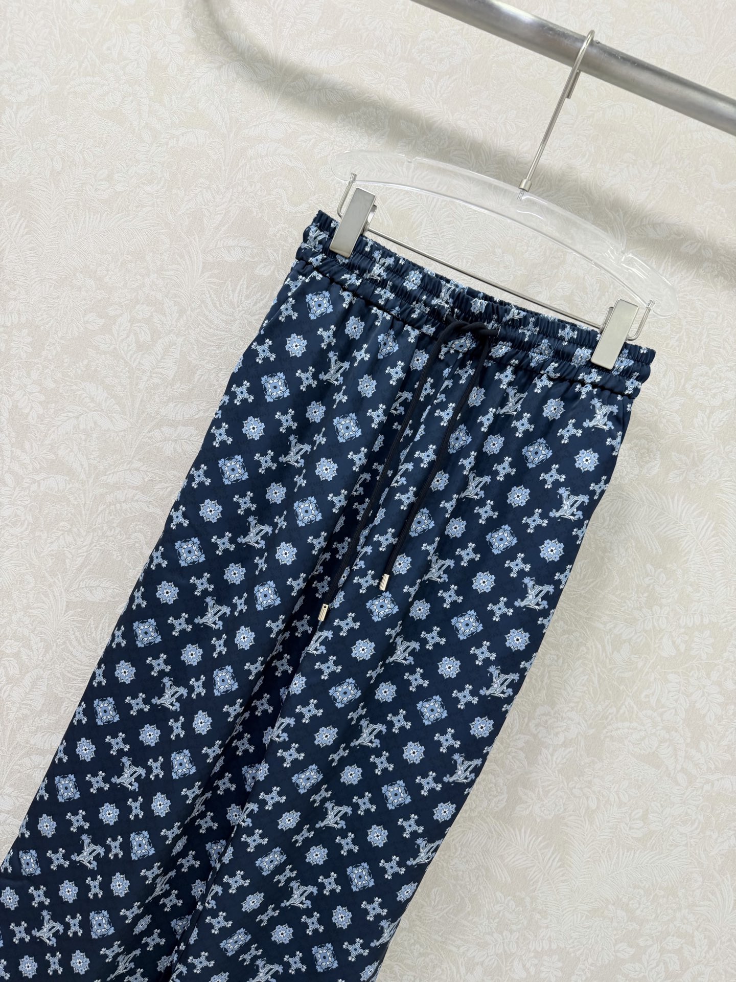 🔥🔥Louis Vuitt*n*26新款老花字母印花阔腿长裤 裤子直筒版型无敌显瘦 设计拉长人体比例 休