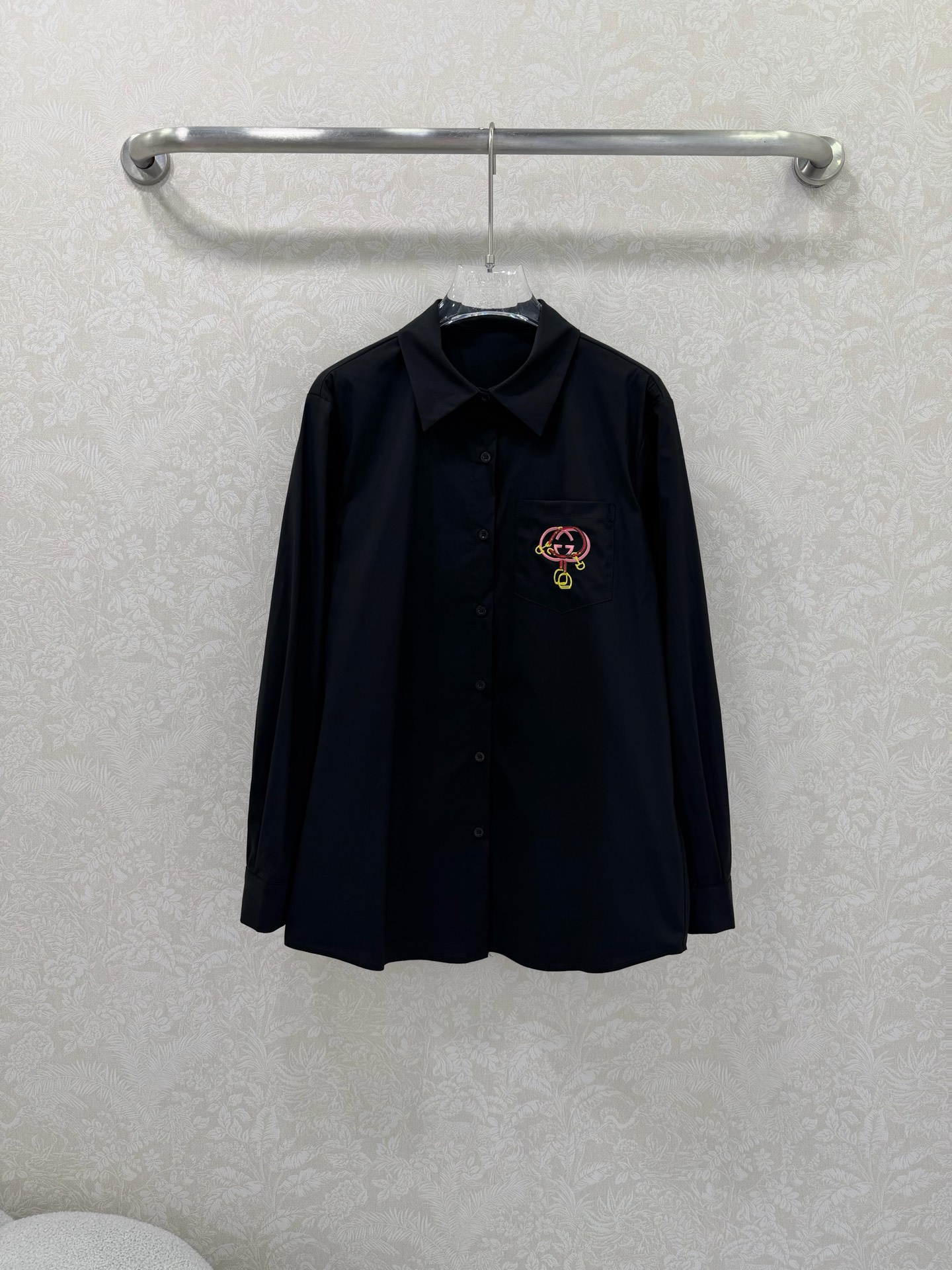 NO:720544,The highest version on the market, the girl inspects the goods, trims the three marks on the threads, and delivers the goods. You can post pictures and take videos. If you want quality or service, please add me on WeChat. We will not accept urgent orders. GUCC*26 new mid-century style shirt. There is no reason to refuse it. It has a cute style and a pattern that everyone can control. It is OK for daily commuting, regardless of the occasion.  The shirt is clean and elegant, with richer layers and full of small details that are a plus. It has a very KOL style and is adaptable to all body types. The length of the shirt is very friendly to girls with short stature and fat belly. The slimming effect is great. 2 colors and 3 sizes SML, Gucci-clothing, gucci, gucci,19860909市面最高版本小妹验货、修剪线头上三标、发货可发图及拍视频,要品质要服务的加我微信,不接急单. GUCC*26新款中古风衬衣 没有什么理由可以拒绝它 可A可乖的风格,版型属于谁都好驾驭的,日常通勤穿什么的都是很OK的,不挑场合的 衬衣干净大气,层次感更加丰富,满满小细节太加分了.很有KOL风范的版型,包容各种身材都不在话下,衣长对于小个子和肚子有肉肉的女生都很友好哦.显瘦效果很棒.2色3码SML,古驰-服装,gucci,gucci,,Women's clothing