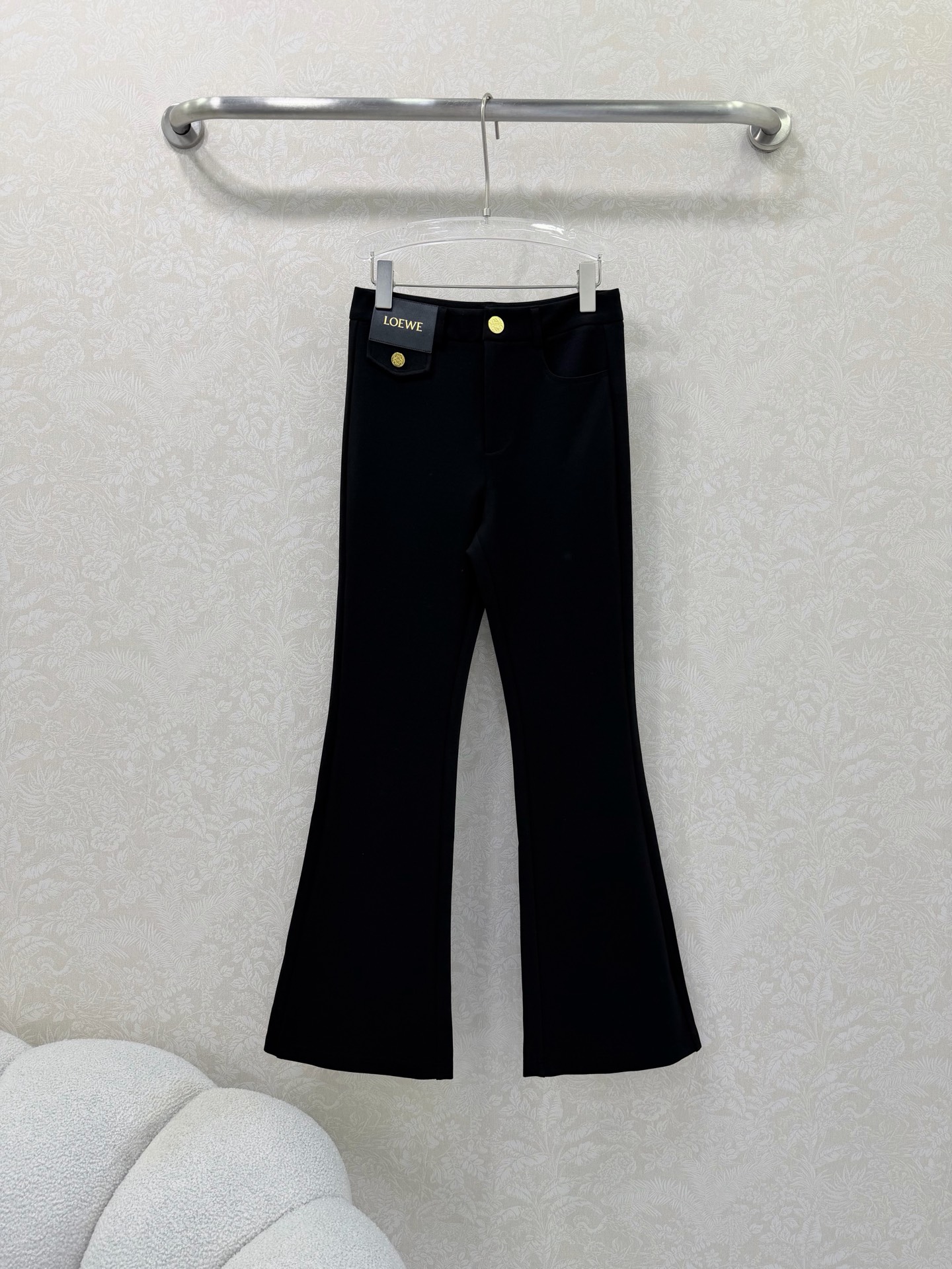 NO:720567,The highest version on the market, the girl inspects the goods, trims the three marks on the threads, and delivers the goods. You can post pictures and take videos. If you want quality and service, please add me on WeChat. We will not accept urgent orders. LOEW*26 new micro-flared trousers. Customized elastic cotton material. Customized leather brand hardware embellishment at the waist. Full sense of detail. Micro-flared trousers modify the leg shape, making you look slimmer and taller. The high-waist design elongates the proportion.  It looks great with short or long sleeves. The fabric has good drape and is comfortable to wear. It can be easily used for commuting, leisure, and dating. It is a versatile and practical wardrobe essential!  Single color code 3 SML, Loewe-clothing, loewe, loewe,19860909市面最高版本小妹验货、修剪线头上三标、发货可发图及拍视频,要品质要服务的加我微信,不接急单. LOEW*26新款微喇长裤 定制弹力棉材质 腰头定制皮牌五金点缀 细节感满满 微喇裤型修饰腿型 显瘦又显高 高腰设计拉长比例 搭配短或都超好看～面料垂感好,穿着舒适,通勤、休闲、约会都能轻松驾驭,是百搭实用的衣橱必备单品！单色3码SML,罗意威-服装,loewe,loewe,,Women's clothing