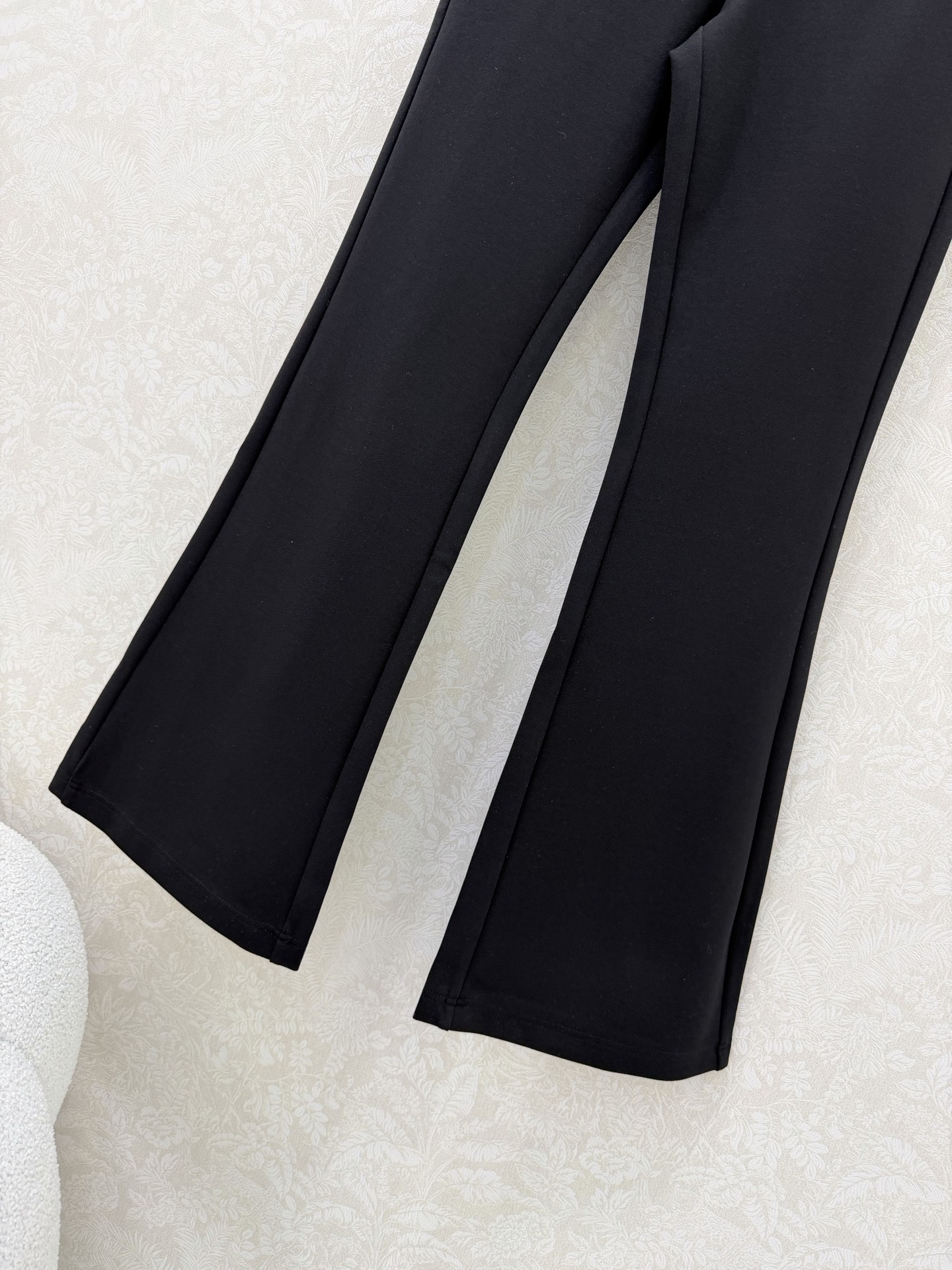 🔥🔥LOEW*26新款微喇长裤 定制弹力棉材质 腰头定制皮牌五金点缀 细节感满满 微喇裤型修饰腿型 显瘦