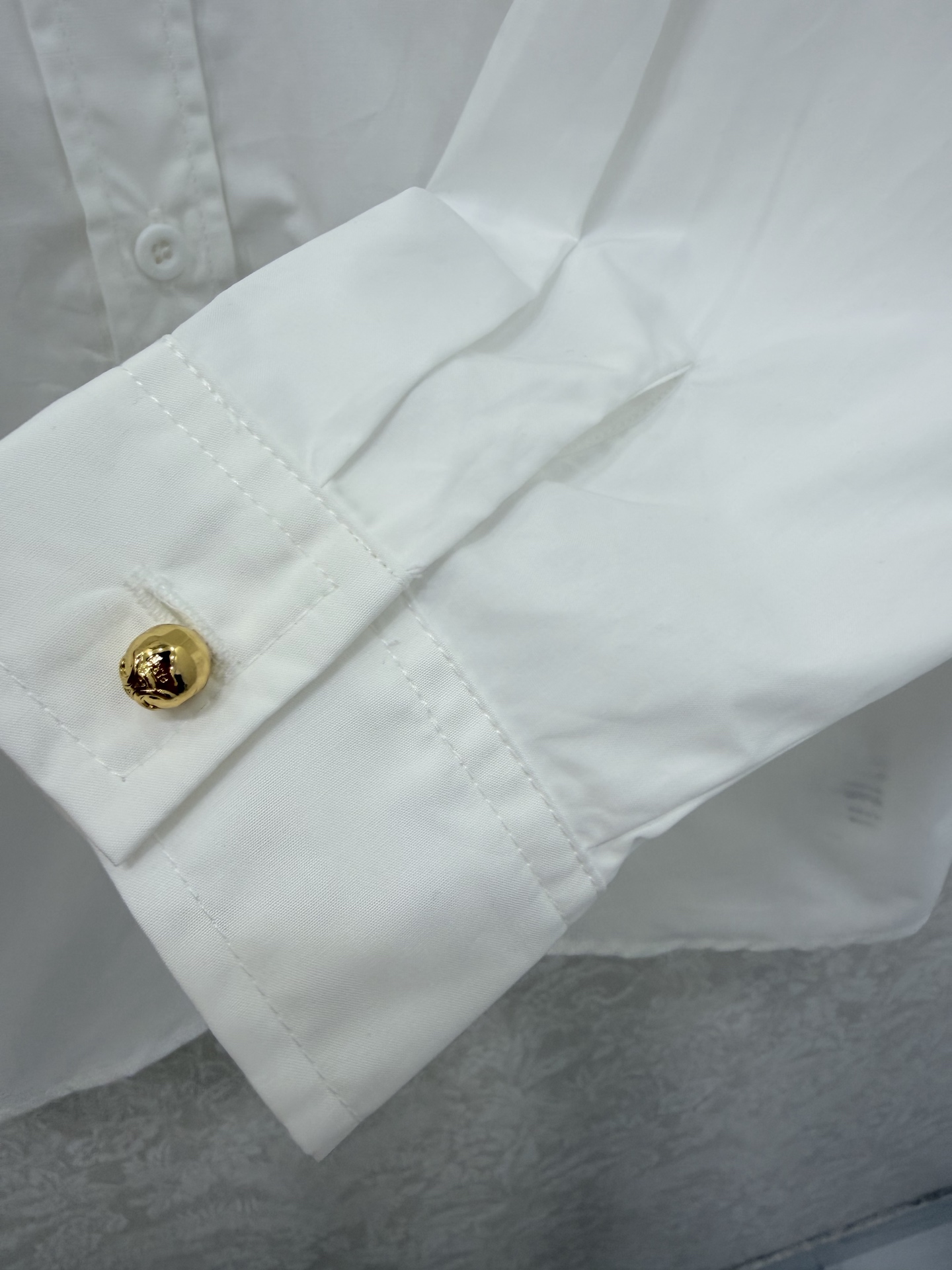 🔥🔥Celin*26新款衬衣 进口斜纹全棉材质 舒适细腻 透气十足 通体素色百搭耐看 胸前口袋搭配金属定