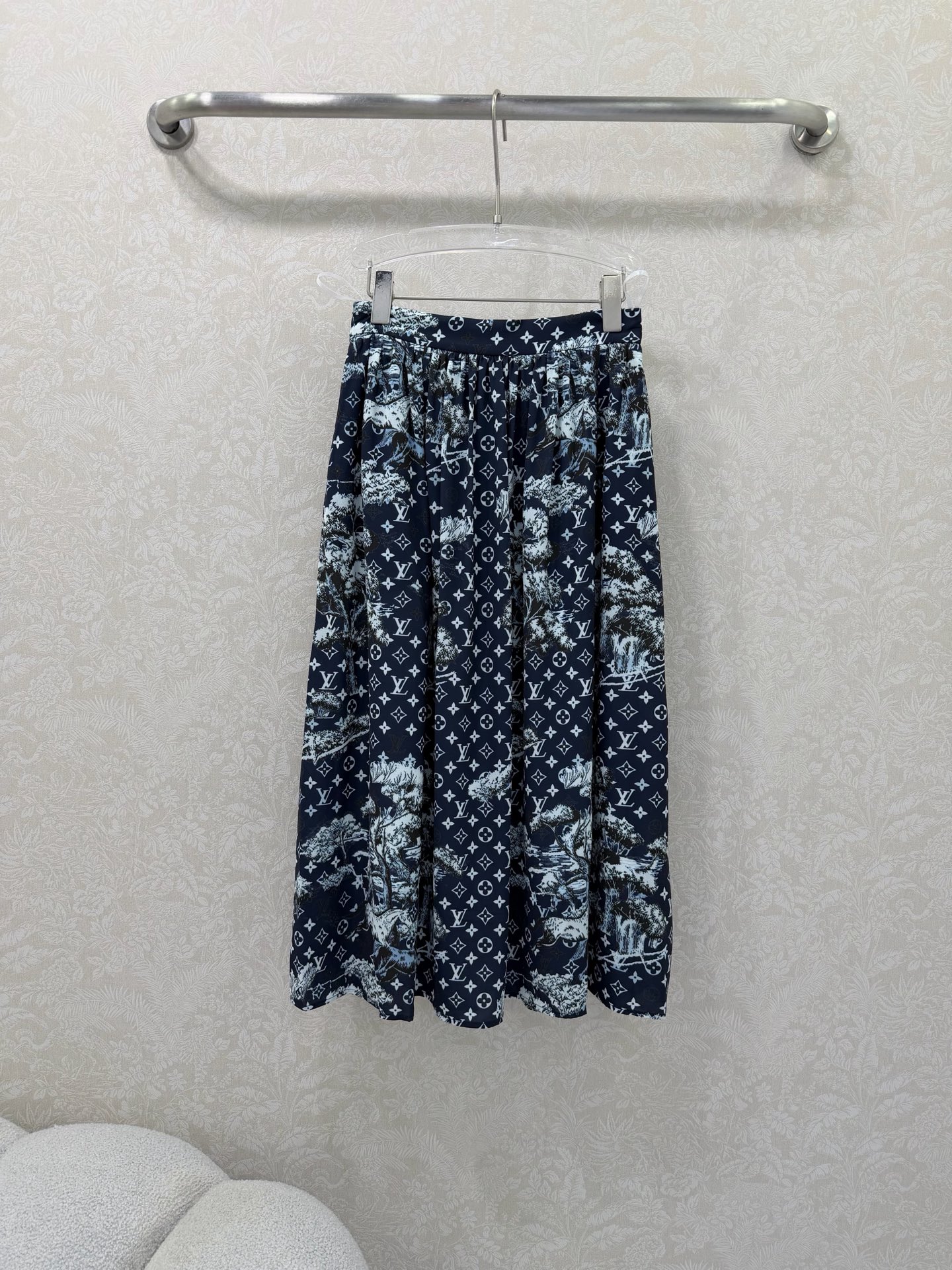 NO:720557,The highest version on the market, the girl inspects the goods, trims the three marks on the threads, and delivers the goods. You can post pictures and take videos. If you want quality or service, please add me on WeChat. We will not accept urgent orders. Louis Vuitt*n*26 new all-over presbyopia printed skirt. A pleated skirt with a sweet and high-end temperament. It is indispensable to have such a fashionable and easy-to-wear skirt to accentuate the look~ The imported fabric texture is super comfortable!  Socialite girl style, elegant and high-end!  !  Super stylish, a must-have!  A must-have wardrobe essential, single color size 3 SML, Louis Vuitton-clothing, louis vuitton, louis vuitton, skirts,19860909市面最高版本小妹验货、修剪线头上三标、发货可发图及拍视频,要品质要服务的加我微信,不接急单. Louis Vuitt*n*26新款满幅老花印花半裙 气质甜美高级的百褶半身裙,算是也少不了这样时髦好穿的半裙来凹造型鸭~进口面料质感超舒适！名媛少女风 优雅又高级！！超级有范儿 人手必入！不挑人的衣橱必备款单色3码SML,路易威登-服装,louis vuitton,louis vuitton,skirts,,Women's clothing