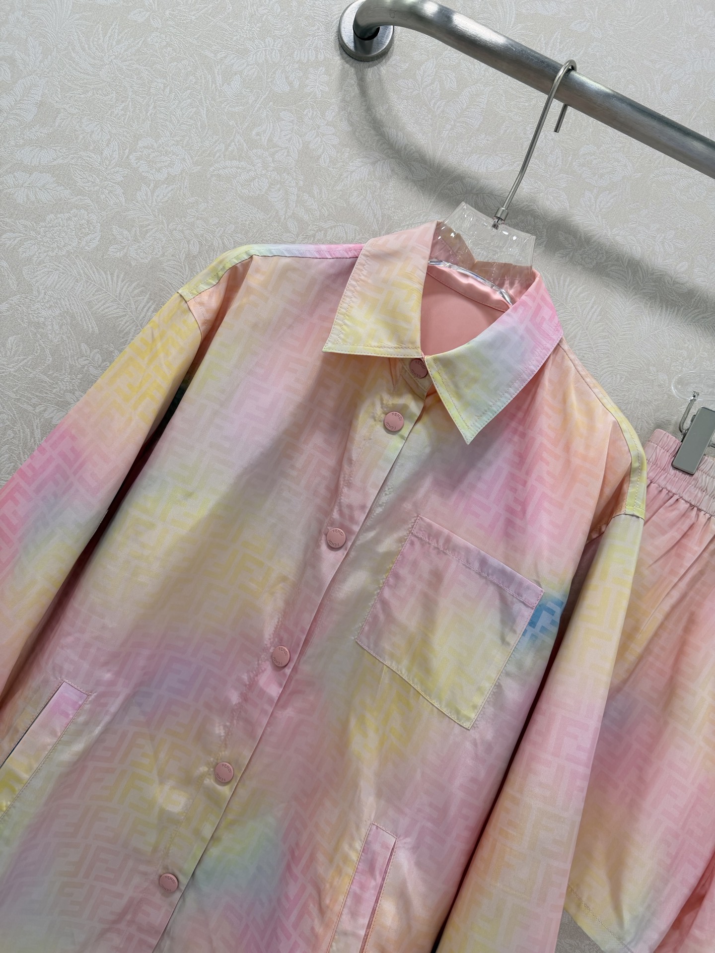 🔥🔥FEND*26新款晕染彩色FF印花运动系列套装 整套出售 双面穿翻领衬衣➕短裤的组合 今年F家的新花