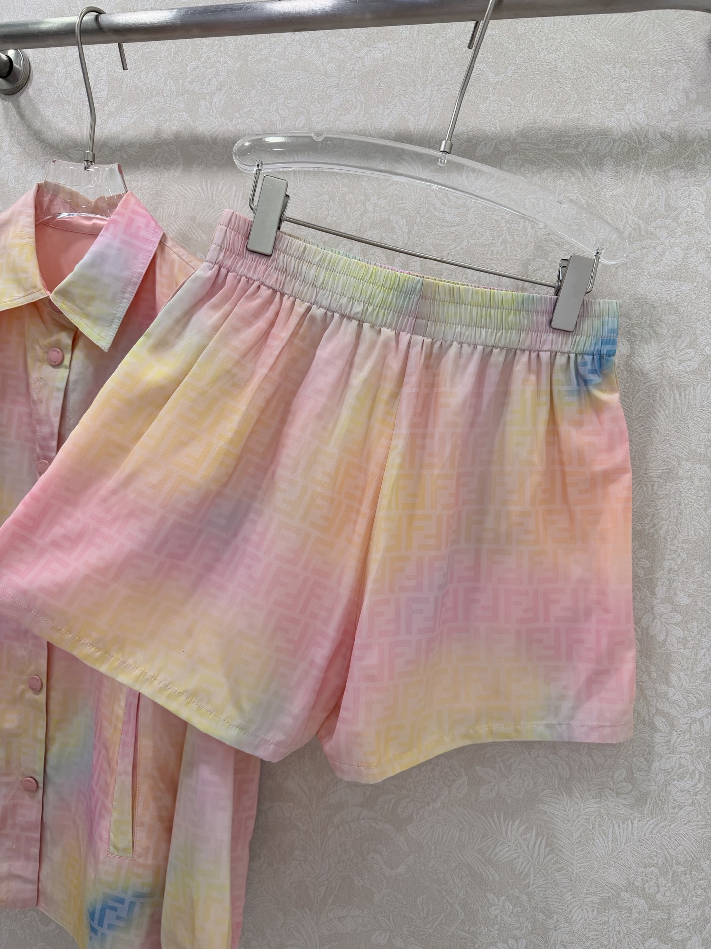 🔥🔥FEND*26新款晕染彩色FF印花运动系列套装 整套出售 双面穿翻领衬衣➕短裤的组合 今年F家的新花