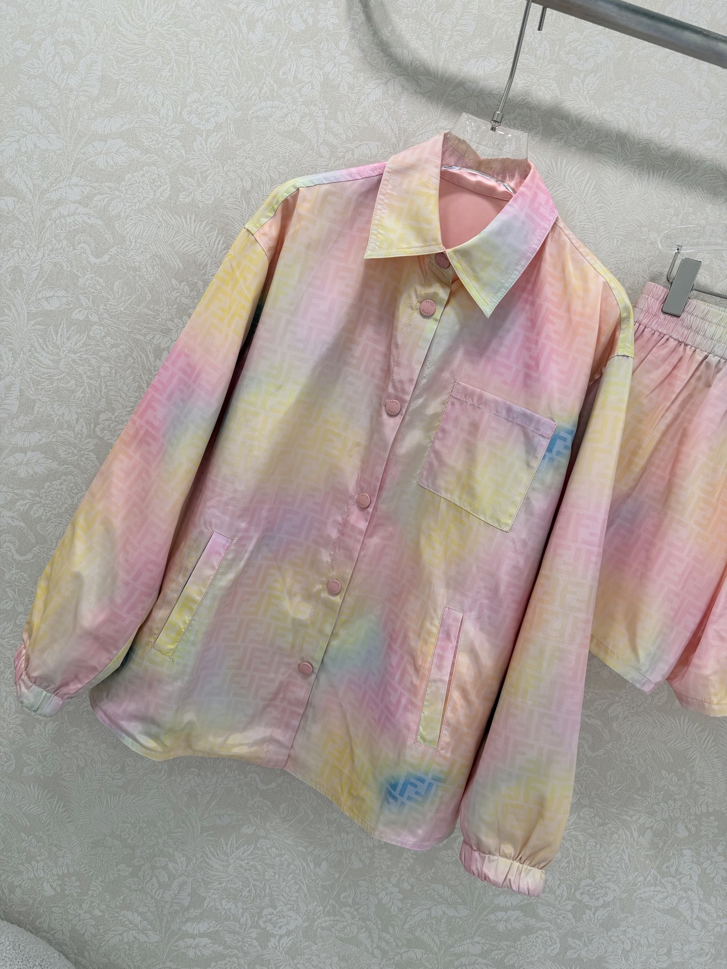 🔥🔥FEND*26新款晕染彩色FF印花运动系列套装 整套出售 双面穿翻领衬衣➕短裤的组合 今年F家的新花