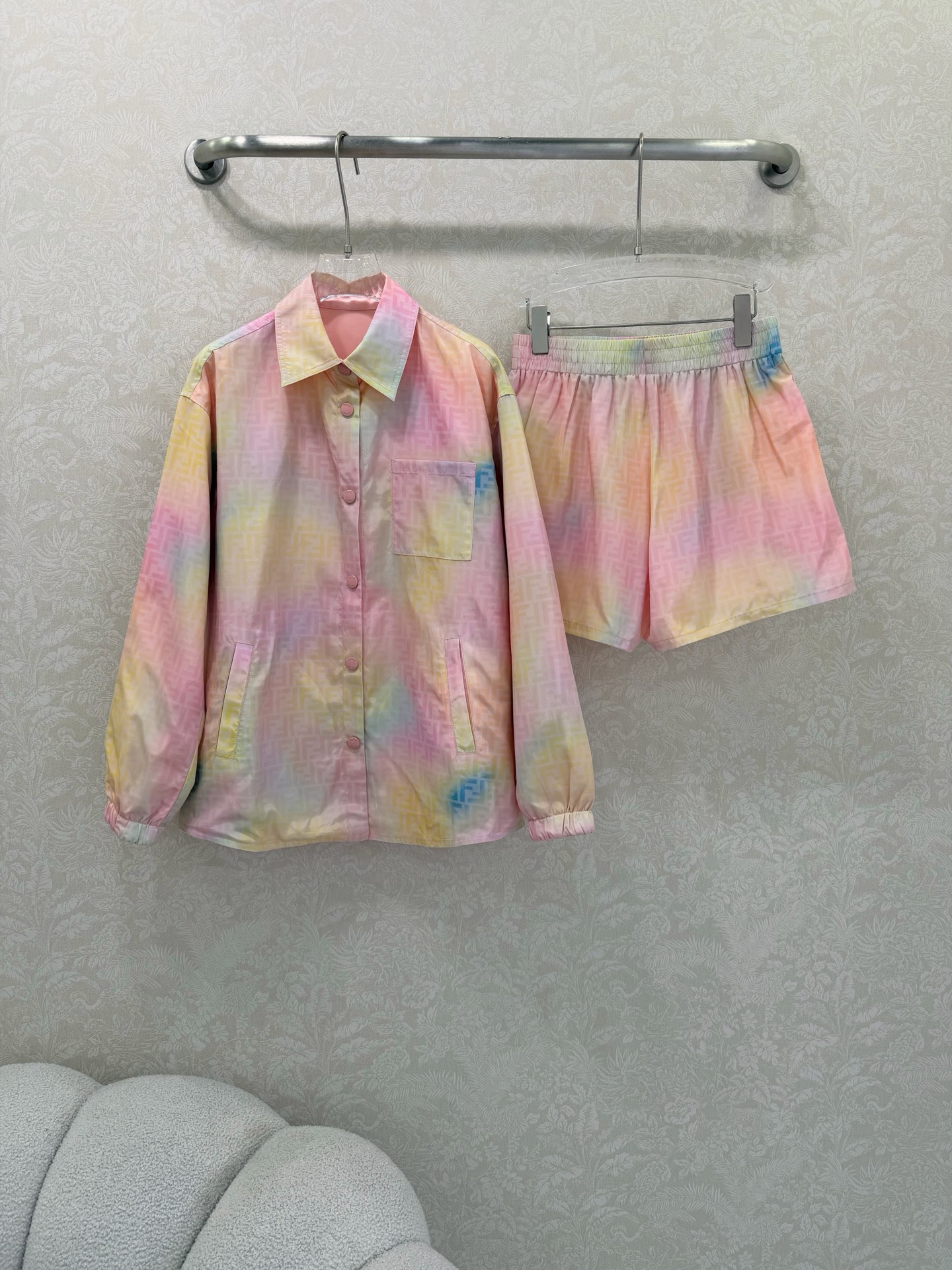 NO:720569,The highest version on the market, the girl will inspect the goods, trim the three marks on the threads, and ship the goods. If you want quality and service, please add me on WeChat. We will not accept urgent orders. FEND*26 new sfumato color FF printed sports series suit. Complete set for sale. Combination of double-sided lapel shirt and shorts. This year's new color for F family. Pink presbyopic custom hardware double-sided shirt jacket. One side is presbyopic and the other is playful, solid pink. The whole set or separately, you can match it to reduce age and look handsome.  A must-have item for daily casual sports. Any combination is fashionable. Suit solid color 3 sizes SML, Fendi-clothing, fendi, fendi, fendi, shorts, jackets & coats,19860909市面最高版本小妹验货、修剪线头上三标、发货可发图及拍视频,要品质要服务的加我微信,不接急单. FEND*26新款晕染彩色FF印花运动系列套装 整套出售 双面穿翻领衬衣短裤的组合 今年F家的新花色 粉色老花定制五金双面穿衬衣外套 一面老花一面俏皮净色粉色整套或者分开随意搭配就可以 上身减龄又帅气 日常休闲运动的必备单品 任意搭配都是时髦加分 套装单色3码 SML,芬迪-服装,fendi,fendi,fendi,shorts,jackets & coats,,Women's clothing