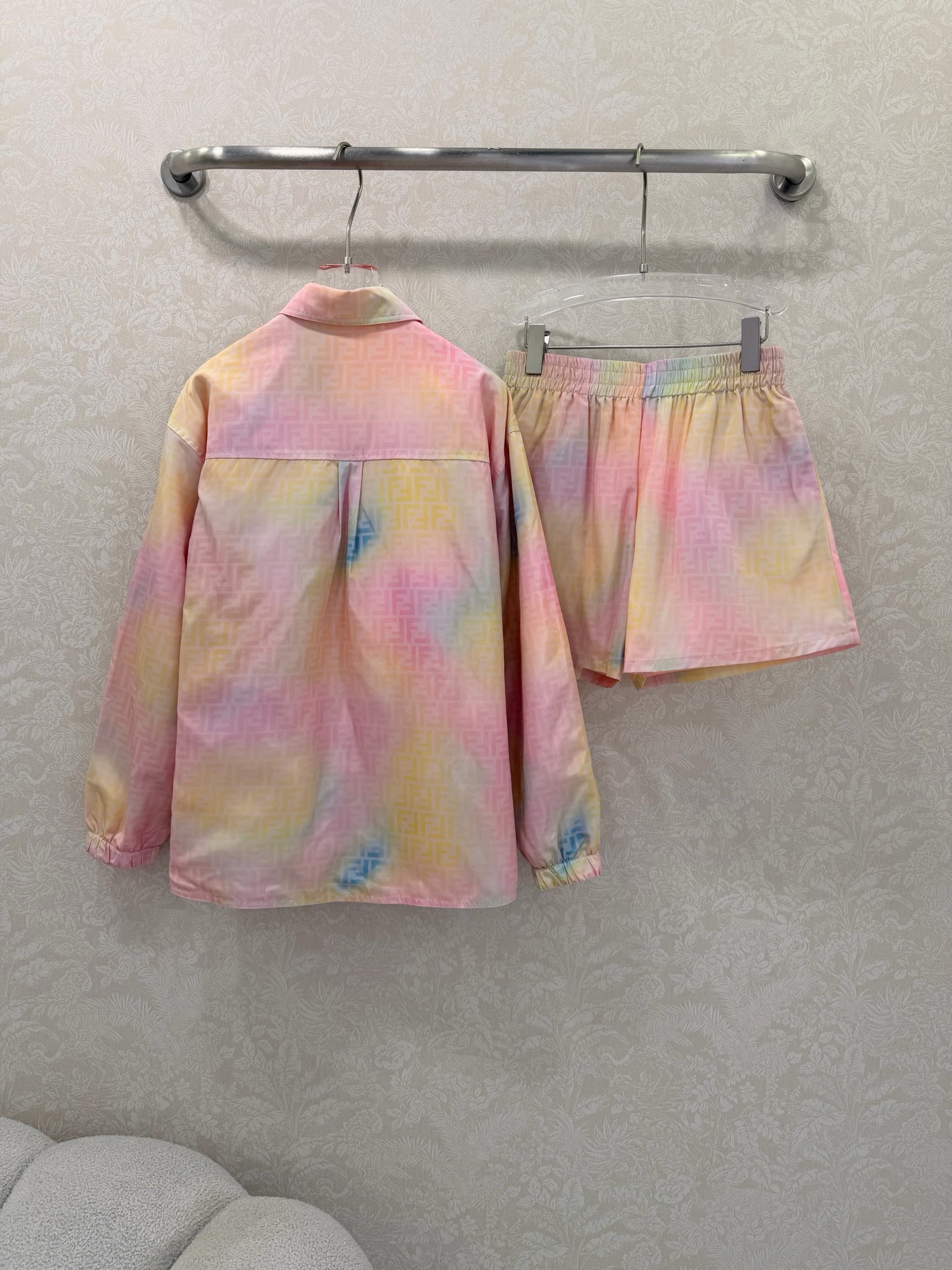 🔥🔥FEND*26新款晕染彩色FF印花运动系列套装 整套出售 双面穿翻领衬衣➕短裤的组合 今年F家的新花
