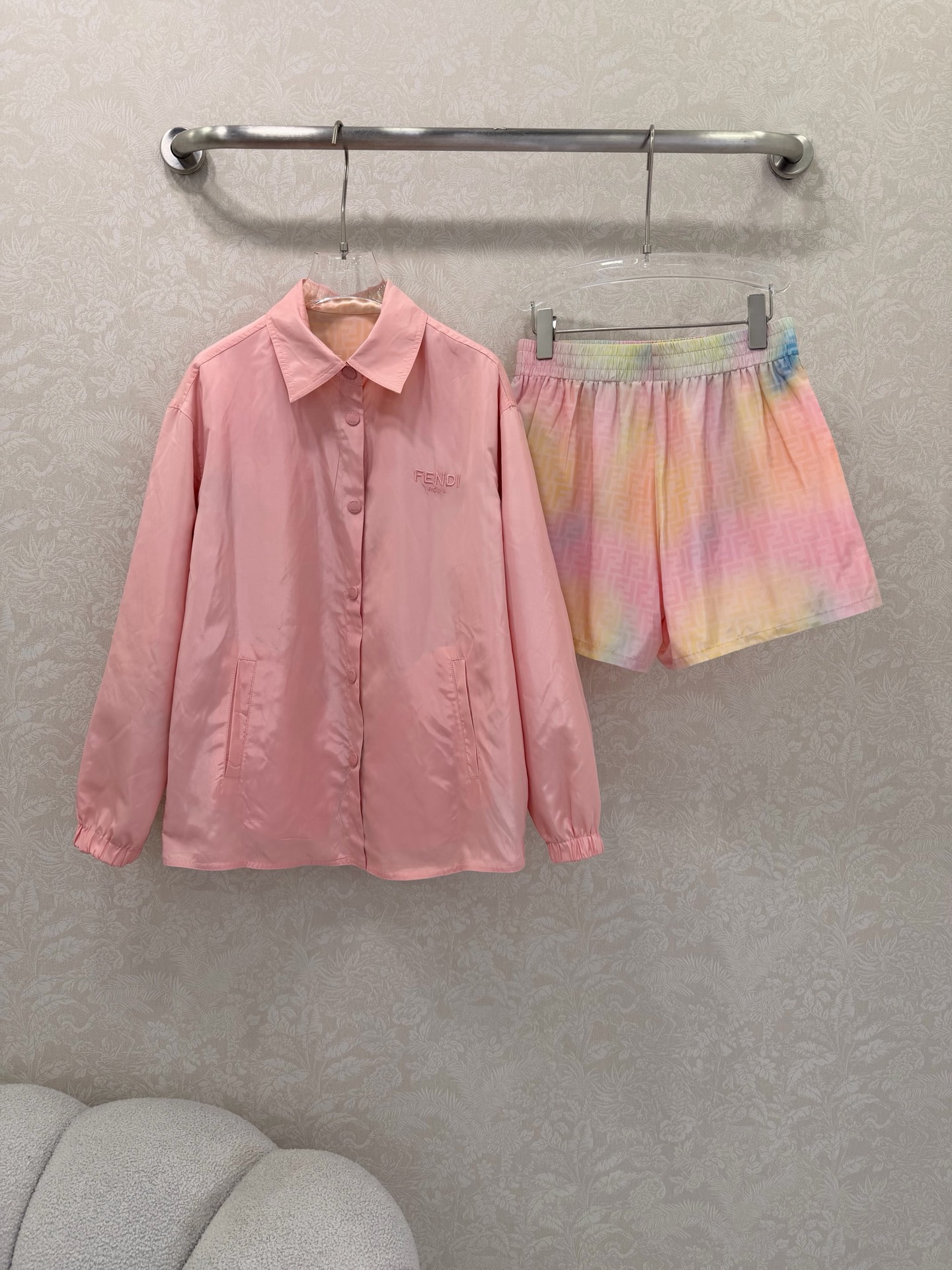 NO:720575,The highest version on the market, the girl inspects the goods, trims the three marks on the threads, and delivers the goods. You can post pictures and take videos. If you want quality and service, please add me on WeChat. We will not accept urgent orders. Double-sided FEND*26 new sfumato color FF printed sports series suit. The whole set is sold. A combination of double-sided lapel shirt and shorts. This year's new color for the F family. Pink presbyopic custom hardware double-sided shirt jacket. One presbyopic side and a playful solid pink. The whole set or separately, you can match the upper body to reduce age and look handsome.  A must-have item for daily casual sports. Any combination is fashionable. Suit solid color 3 sizes SML, Fendi-clothing, fendi, fendi, fendi, shorts, jackets & coats,19860909市面最高版本小妹验货、修剪线头上三标、发货可发图及拍视频,要品质要服务的加我微信,不接急单. 双面FEND*26新款晕染彩色FF印花运动系列套装 整套出售 双面穿翻领衬衣短裤的组合 今年F家的新花色 粉色老花定制五金双面穿衬衣外套 一面老花一面俏皮净色粉色整套或者分开随意搭配就可以 上身减龄又帅气 日常休闲运动的必备单品 任意搭配都是时髦加分 套装单色3码 SML,芬迪-服装,fendi,fendi,fendi,shorts,jackets & coats,,Women's clothing