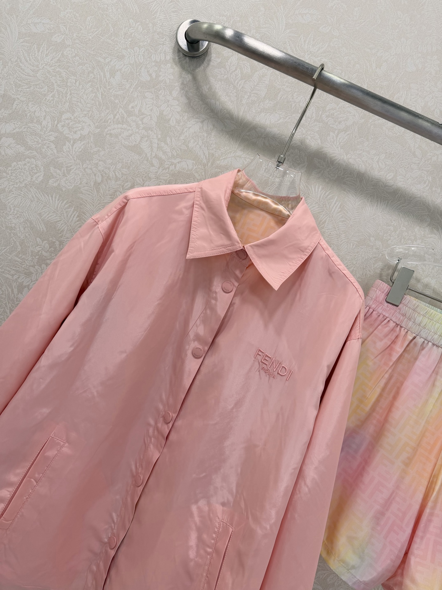 双面🔥🔥FEND*26新款晕染彩色FF印花运动系列套装 整套出售 双面穿翻领衬衣➕短裤的组合 今年F家的