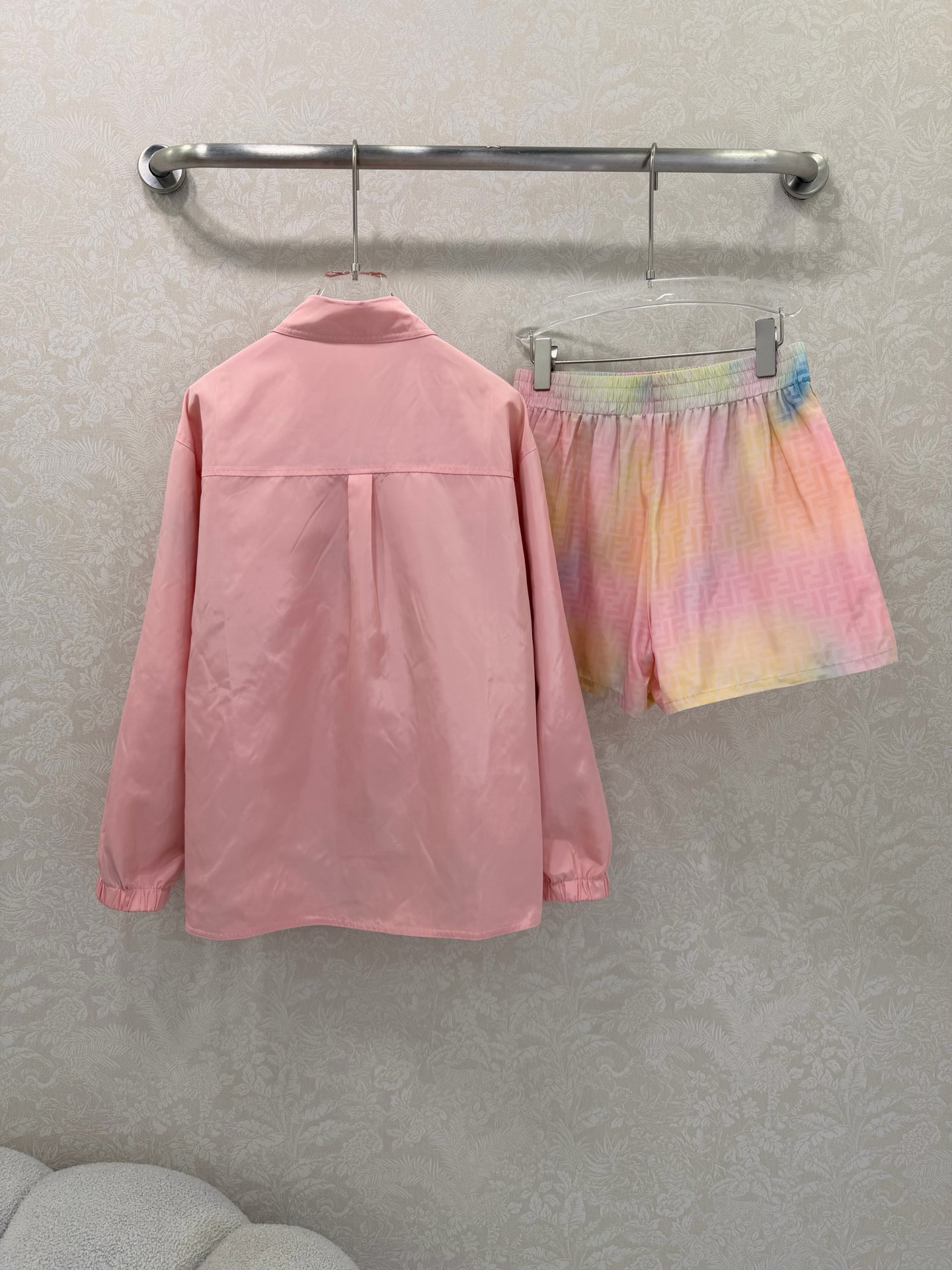 双面🔥🔥FEND*26新款晕染彩色FF印花运动系列套装 整套出售 双面穿翻领衬衣➕短裤的组合 今年F家的