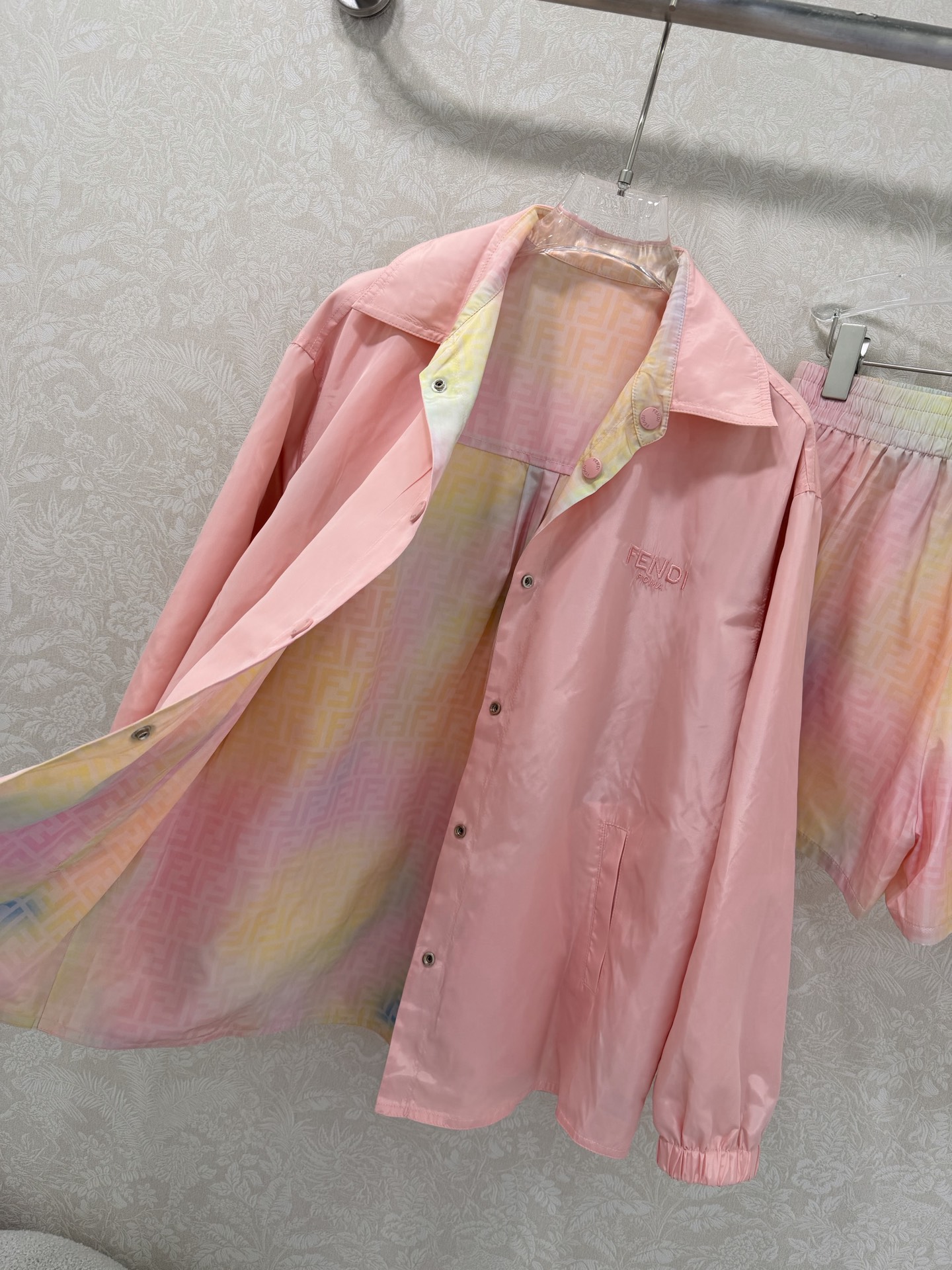 双面🔥🔥FEND*26新款晕染彩色FF印花运动系列套装 整套出售 双面穿翻领衬衣➕短裤的组合 今年F家的