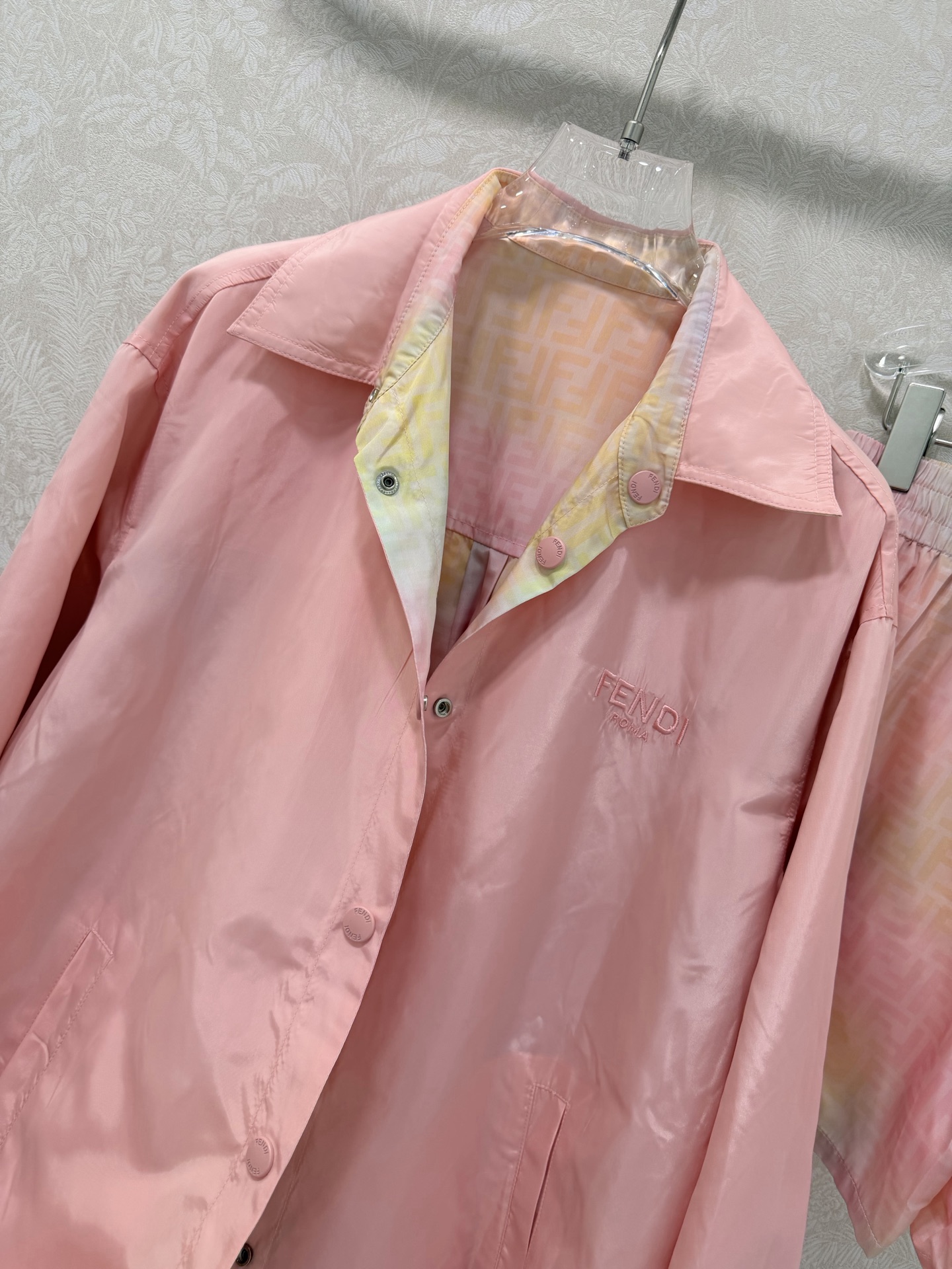 双面🔥🔥FEND*26新款晕染彩色FF印花运动系列套装 整套出售 双面穿翻领衬衣➕短裤的组合 今年F家的