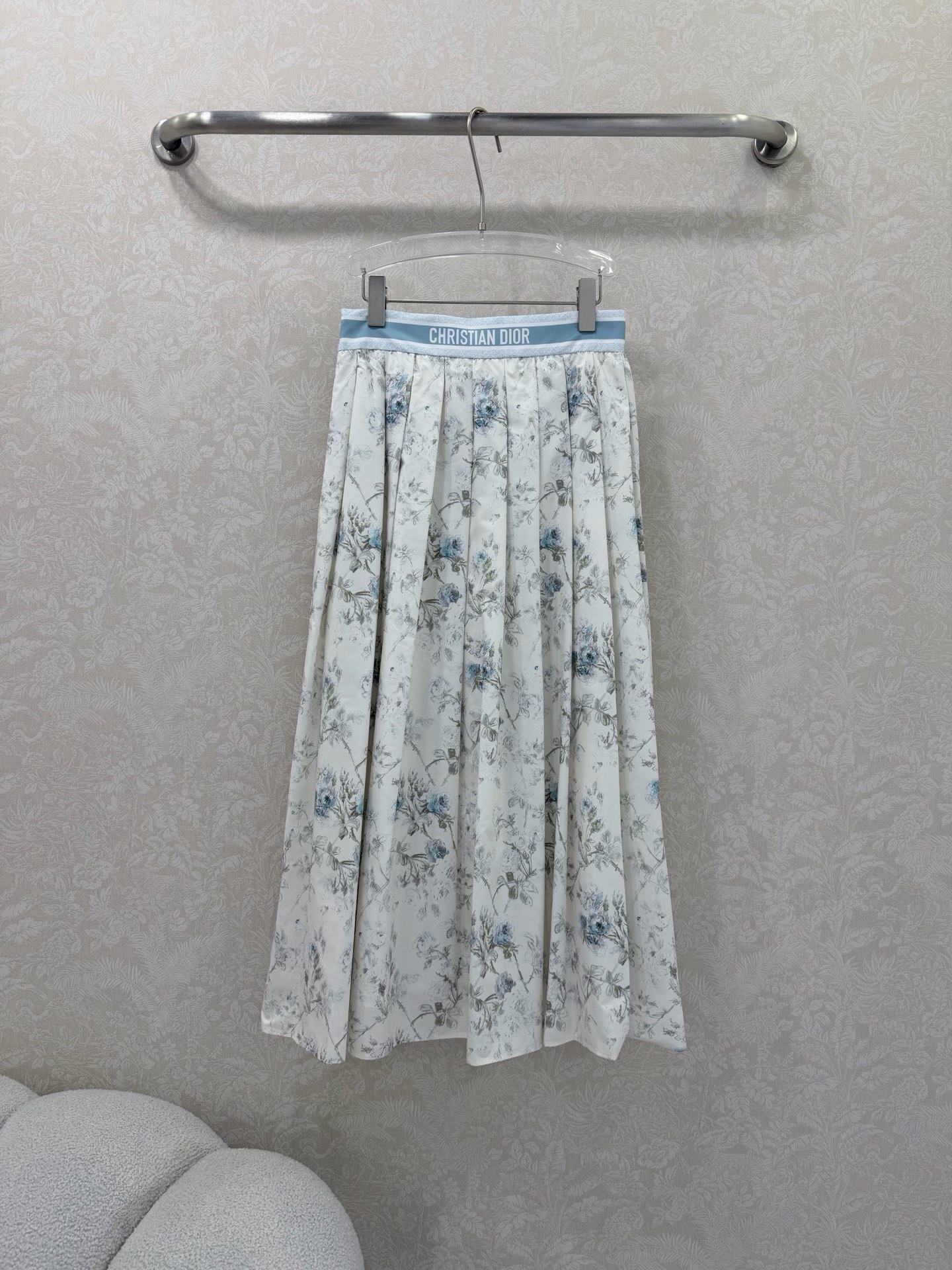 NO:720580,The highest version on the market, the girl inspects the goods, trims the three marks on the threads, and delivers the goods. You can post pictures and take videos. If you want quality and service, please add me on WeChat. We will not accept urgent orders. DIO* 26 new early spring series vacation product, vessel, garden element pattern positioning printed skirt, waistband letter logo, group body, oversized pleated skirt, plenty of materials, free to compare quality, large skirt, above the knee, super elegant, light cotton  Comfortable and gentle, a gentle skin-to-skin experience frees the body to breathe more freely!  Romantic design in resort style, full of goddess style, 2 colors and 3 sizes SML, Dior-clothing, dior, dior, skirts,19860909市面最高版本小妹验货、修剪线头上三标、发货可发图及拍视频,要品质要服务的加我微信,不接急单. DIO* 26早春系列渡假新品vessel 花园元素图案定位印花半身裙 腰头字母logo 群身超大收褶裙摆用料很足 随意对比品质大裙摆过膝上身超飘逸 轻薄的棉质 舒适又轻柔,温柔的亲肤体验,解放身体更自在的呼吸！度假风的浪漫设计 女神范十足2色3码SML,迪奥-服装,dior,dior,skirts,,Women's clothing