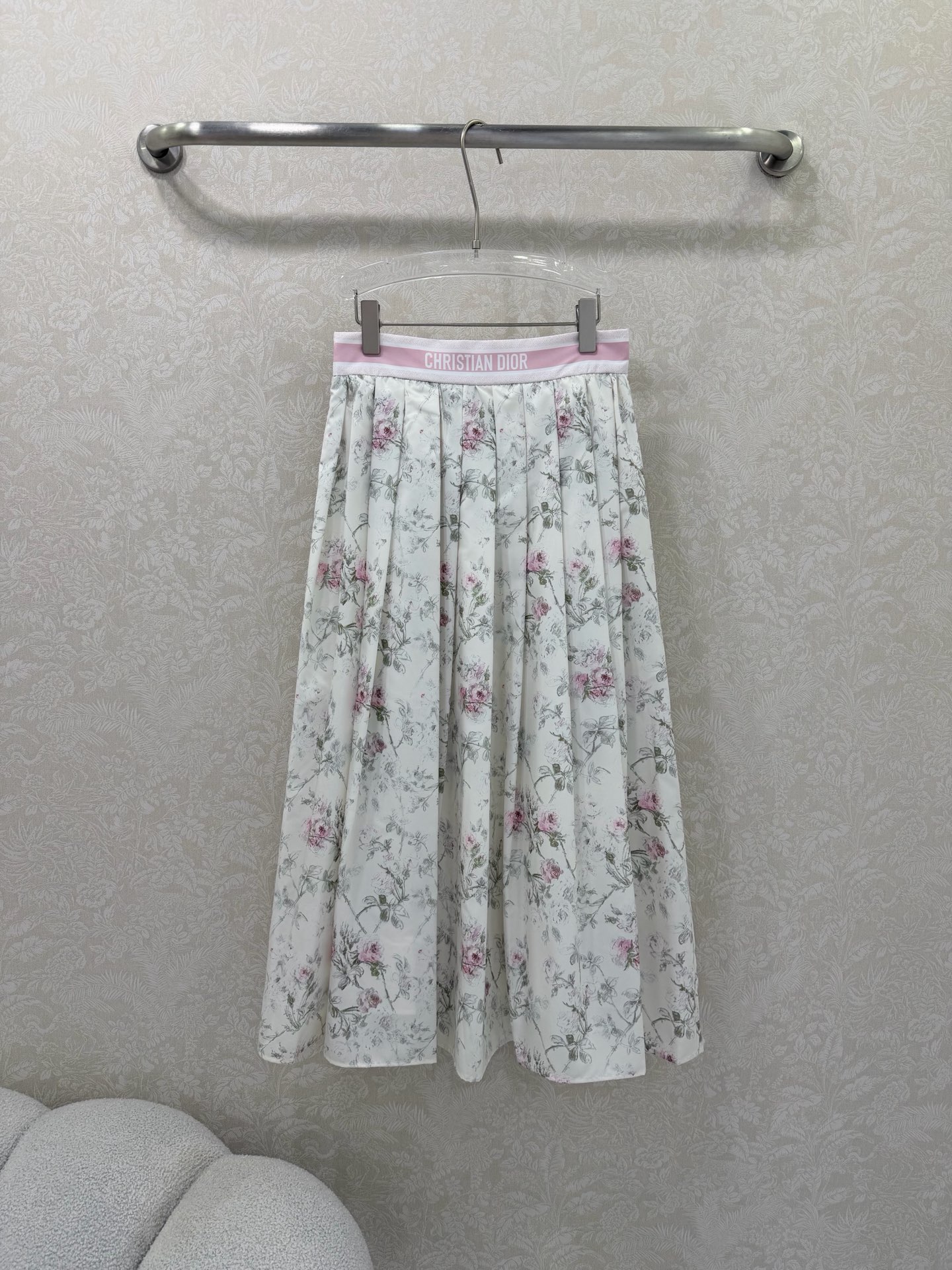 NO:720588,The highest version on the market, the girl inspects the goods, trims the three marks on the threads, and delivers the goods. You can post pictures and take videos. If you want quality and service, please add me on WeChat. We will not accept urgent orders. DIO* 26 new early spring series vacation product, vessel, garden element pattern positioning printed skirt, waistband letter logo, group body, oversized pleated skirt, plenty of materials, free to compare quality, large skirt, above the knee, super elegant, light cotton  Comfortable and gentle, a gentle skin-to-skin experience frees the body to breathe more freely!  Romantic design in resort style, full of goddess style, 2 colors and 3 sizes SML, Dior-clothing, dior, dior, skirts,19860909市面最高版本小妹验货、修剪线头上三标、发货可发图及拍视频,要品质要服务的加我微信,不接急单. DIO* 26早春系列渡假新品vessel 花园元素图案定位印花半身裙 腰头字母logo 群身超大收褶裙摆用料很足 随意对比品质大裙摆过膝上身超飘逸 轻薄的棉质 舒适又轻柔,温柔的亲肤体验,解放身体更自在的呼吸！度假风的浪漫设计 女神范十足2色3码SML,迪奥-服装,dior,dior,skirts,,Women's clothing