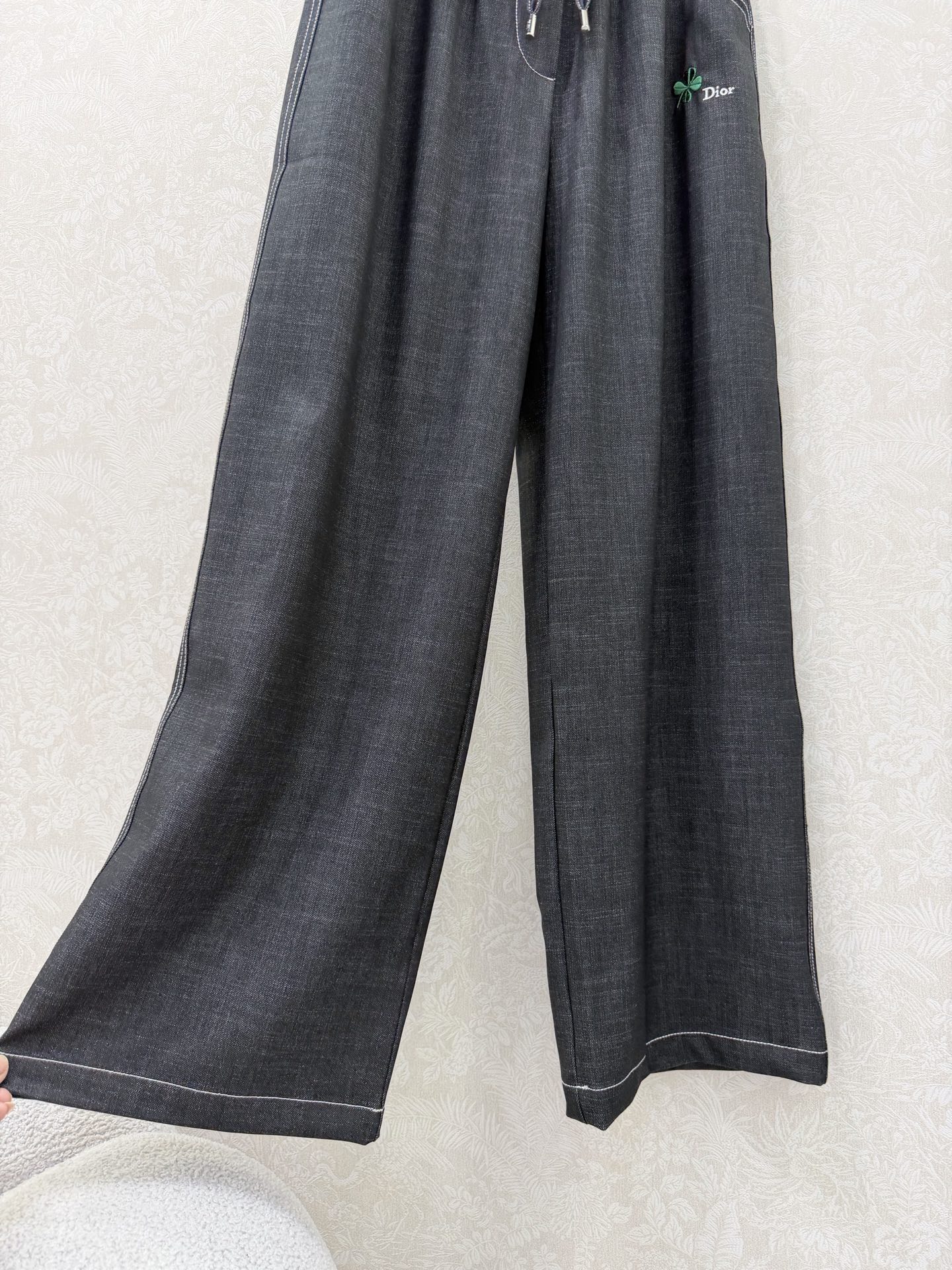 🔥🔥Dio*26新款抽绳侧边明线阔腿长裤 裤身四叶草🍀刺绣字母logo低调奢华，后口袋字母提花牛仔撞色 