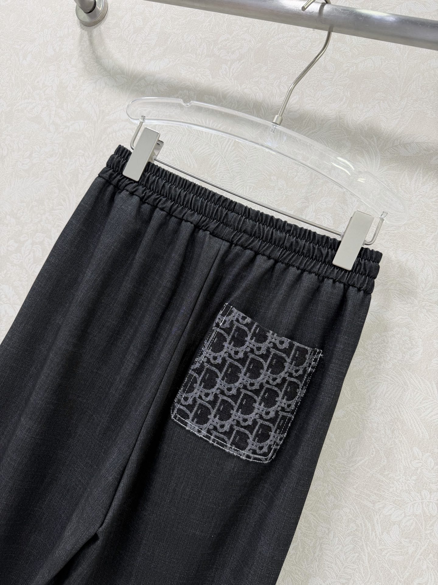 🔥🔥Dio*26新款抽绳侧边明线阔腿长裤 裤身四叶草🍀刺绣字母logo低调奢华，后口袋字母提花牛仔撞色 