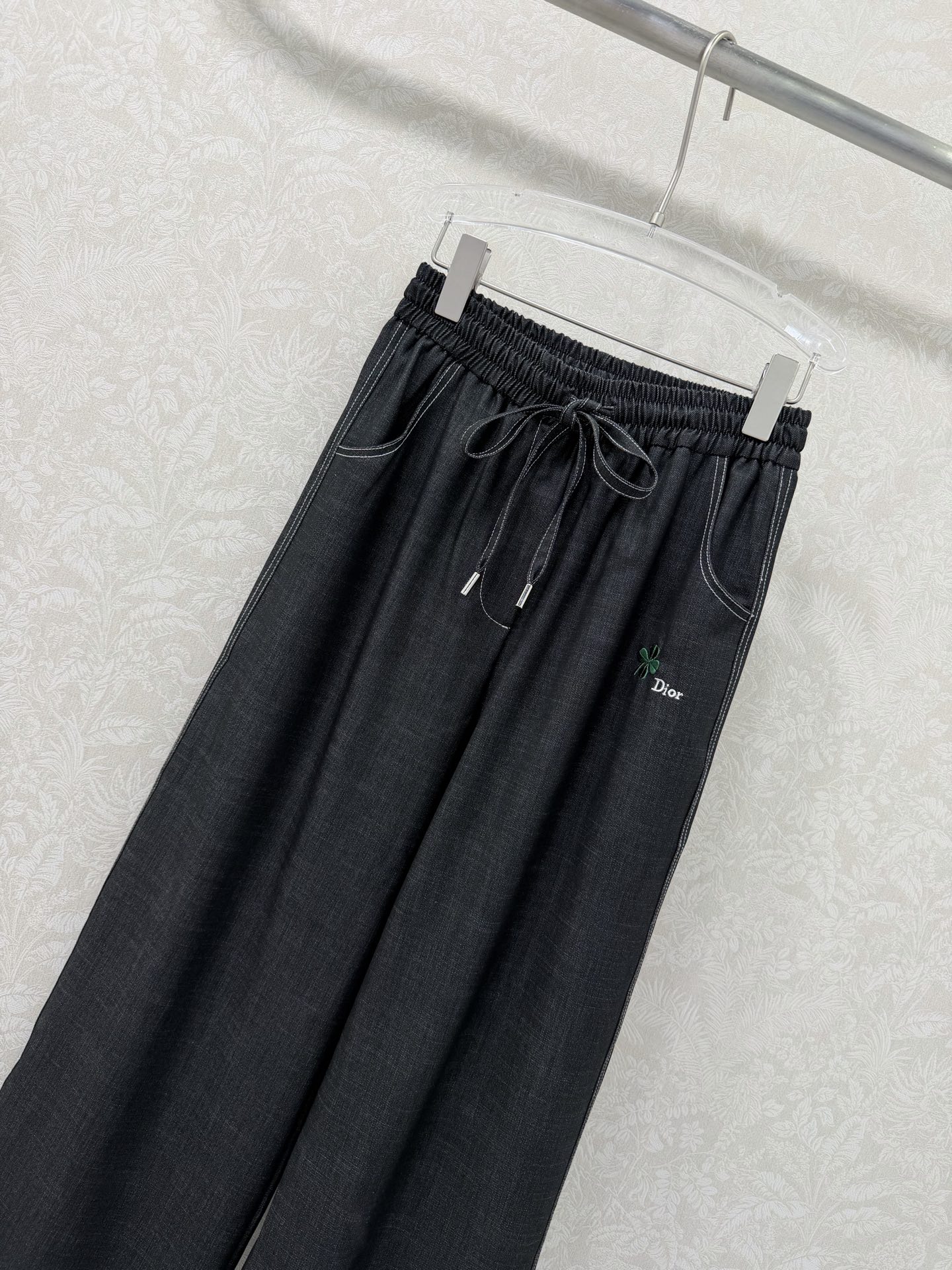 🔥🔥Dio*26新款抽绳侧边明线阔腿长裤 裤身四叶草🍀刺绣字母logo低调奢华，后口袋字母提花牛仔撞色 