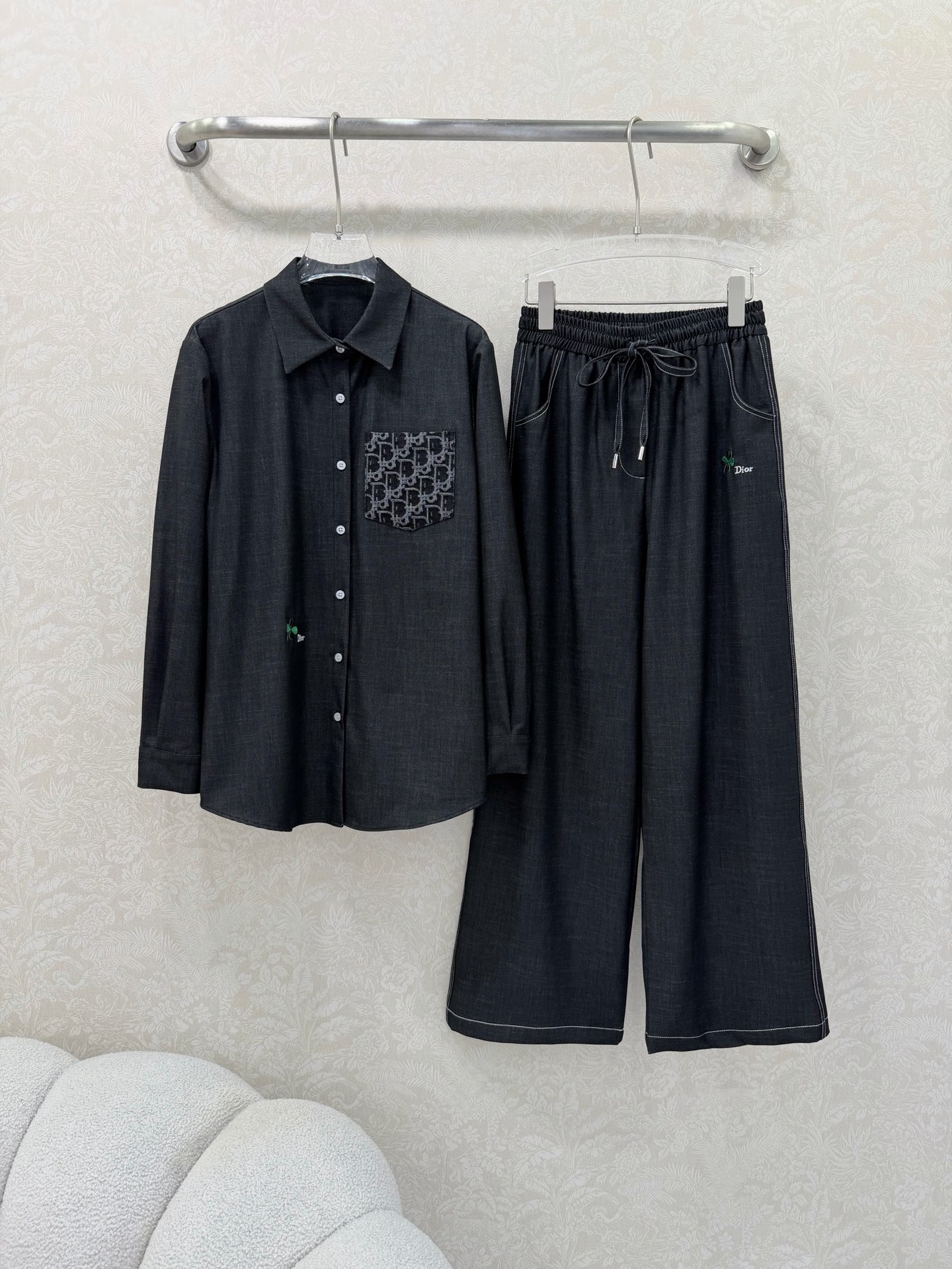 🔥🔥Dio*26新款翻领牛仔棉长袖衬衣 胸前提花牛仔撞色口袋 衣身四叶草🍀刺绣字母logo低调奢华，为设