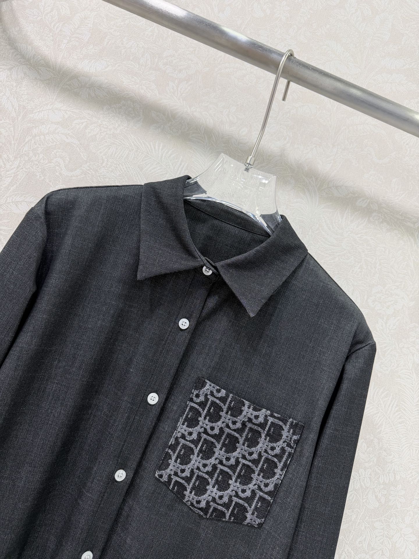 🔥🔥Dio*26新款翻领牛仔棉长袖衬衣 胸前提花牛仔撞色口袋 衣身四叶草🍀刺绣字母logo低调奢华，为设