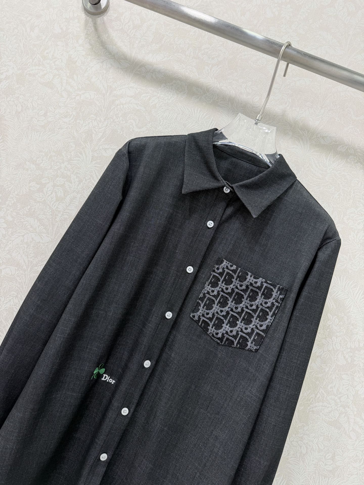 🔥🔥Dio*26新款翻领牛仔棉长袖衬衣 胸前提花牛仔撞色口袋 衣身四叶草🍀刺绣字母logo低调奢华，为设