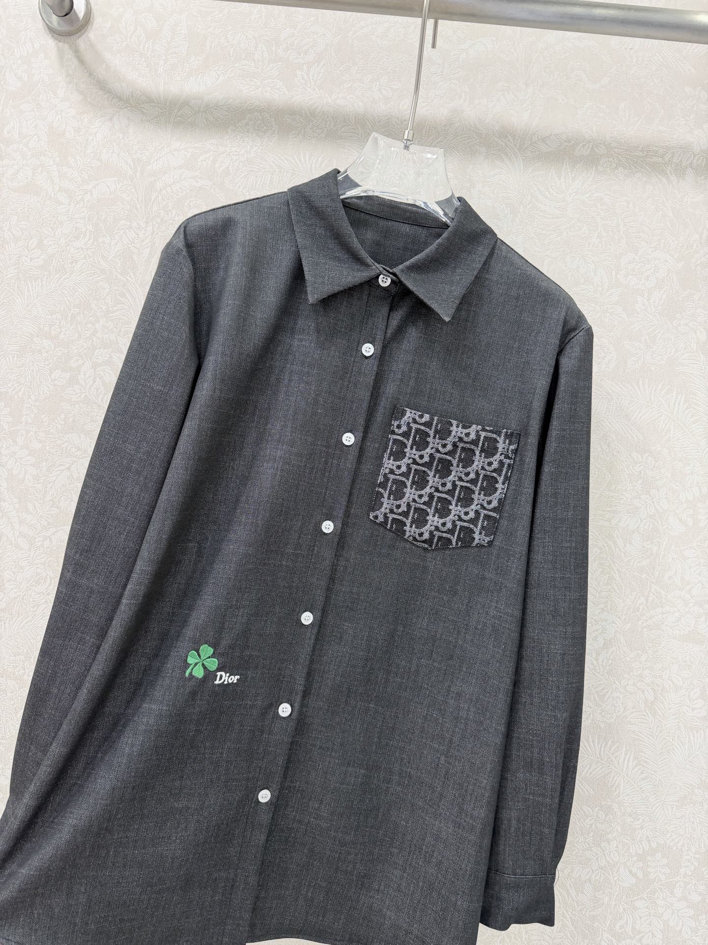 🔥🔥Dio*26新款翻领牛仔棉长袖衬衣 胸前提花牛仔撞色口袋 衣身四叶草🍀刺绣字母logo低调奢华，为设