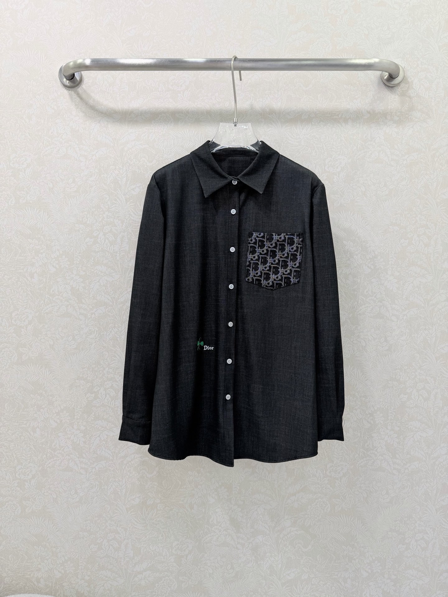 NO:720596,The highest version on the market, the girl inspects the goods, trims the three marks on the threads, and delivers the goods. You can send pictures and videos. If you want quality and service, please add me on WeChat. We will not accept urgent orders. Dio*26 new lapel denim cotton long-sleeved shirt, embroidered denim contrast pockets on the chest, and the four-leaf clover embroidered letter logo on the body is low-key and luxurious, adding iconic embellishments to the design. You must buy this one. It is really beautiful. There are also trousers from the same series that can be matched with suits!  Shirt solid color size 3 SML, Dior-clothing, dior, dior,19860909市面最高版本小妹验货、修剪线头上三标、发货可发图及拍视频,要品质要服务的加我微信,不接急单. Dio*26新款翻领牛仔棉长袖衬衣 胸前提花牛仔撞色口袋 衣身四叶草刺绣字母logo低调奢华,为设计增添了标志性点缀 这款一定要入手 真的绝美 还有同系列长裤可搭配套装 ！衬衣单色3码SML,迪奥-服装,dior,dior,,Women's clothing