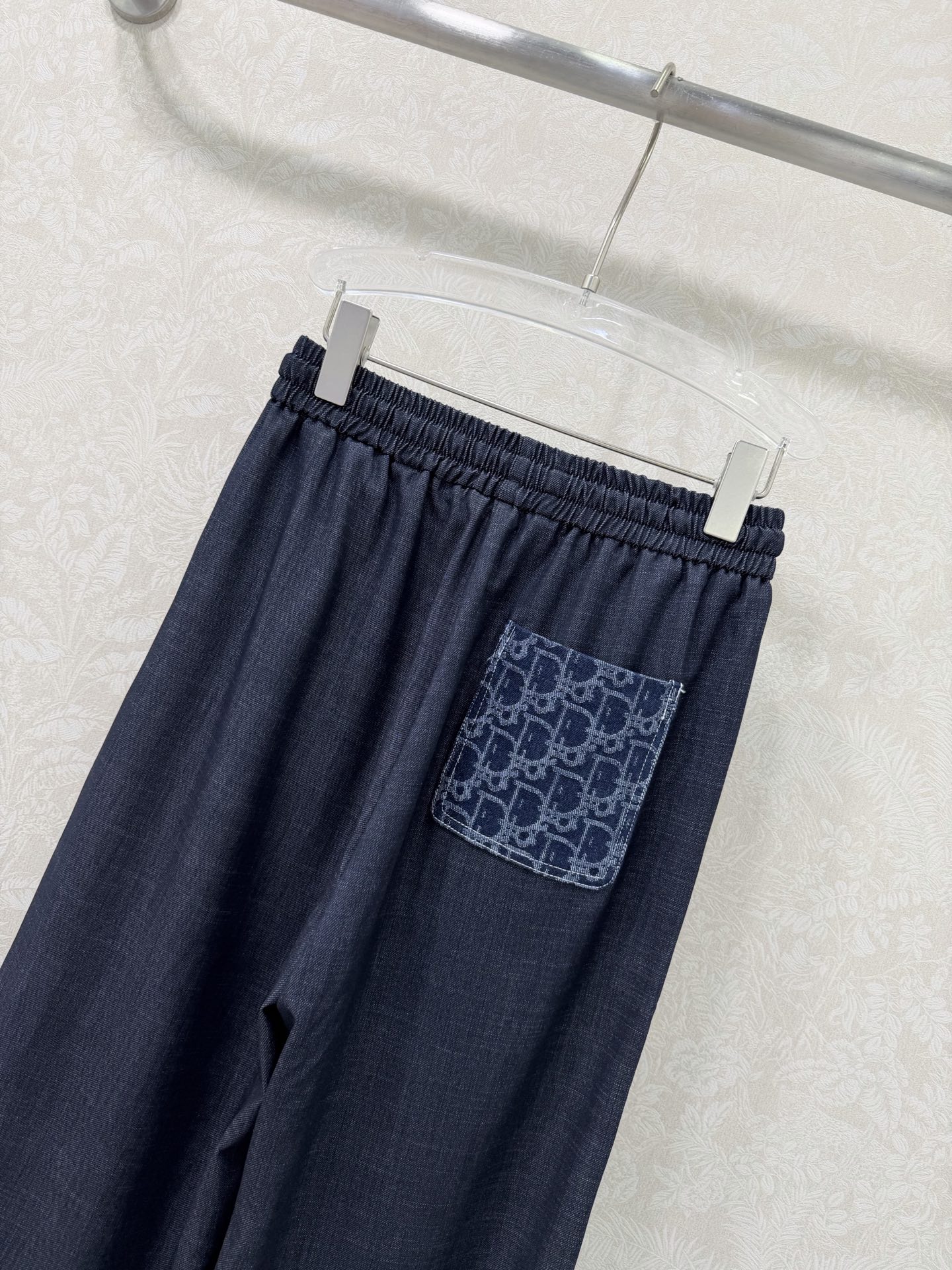 🔥🔥Dio*26新款抽绳侧边明线阔腿长裤 裤身四叶草🍀刺绣字母logo低调奢华，后口袋字母提花牛仔撞色 