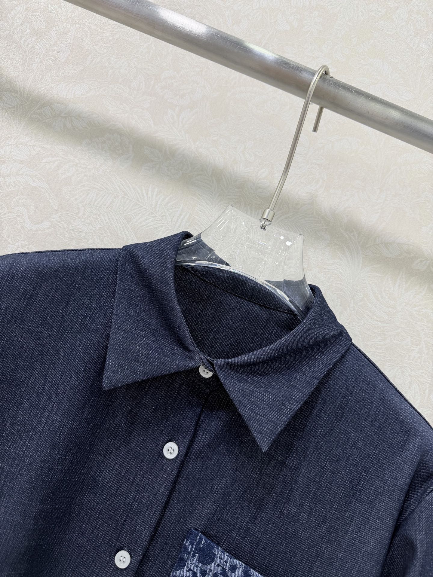 🔥🔥Dio*26新款翻领牛仔棉长袖衬衣 胸前提花牛仔撞色口袋 衣身四叶草🍀刺绣字母logo低调奢华，为设