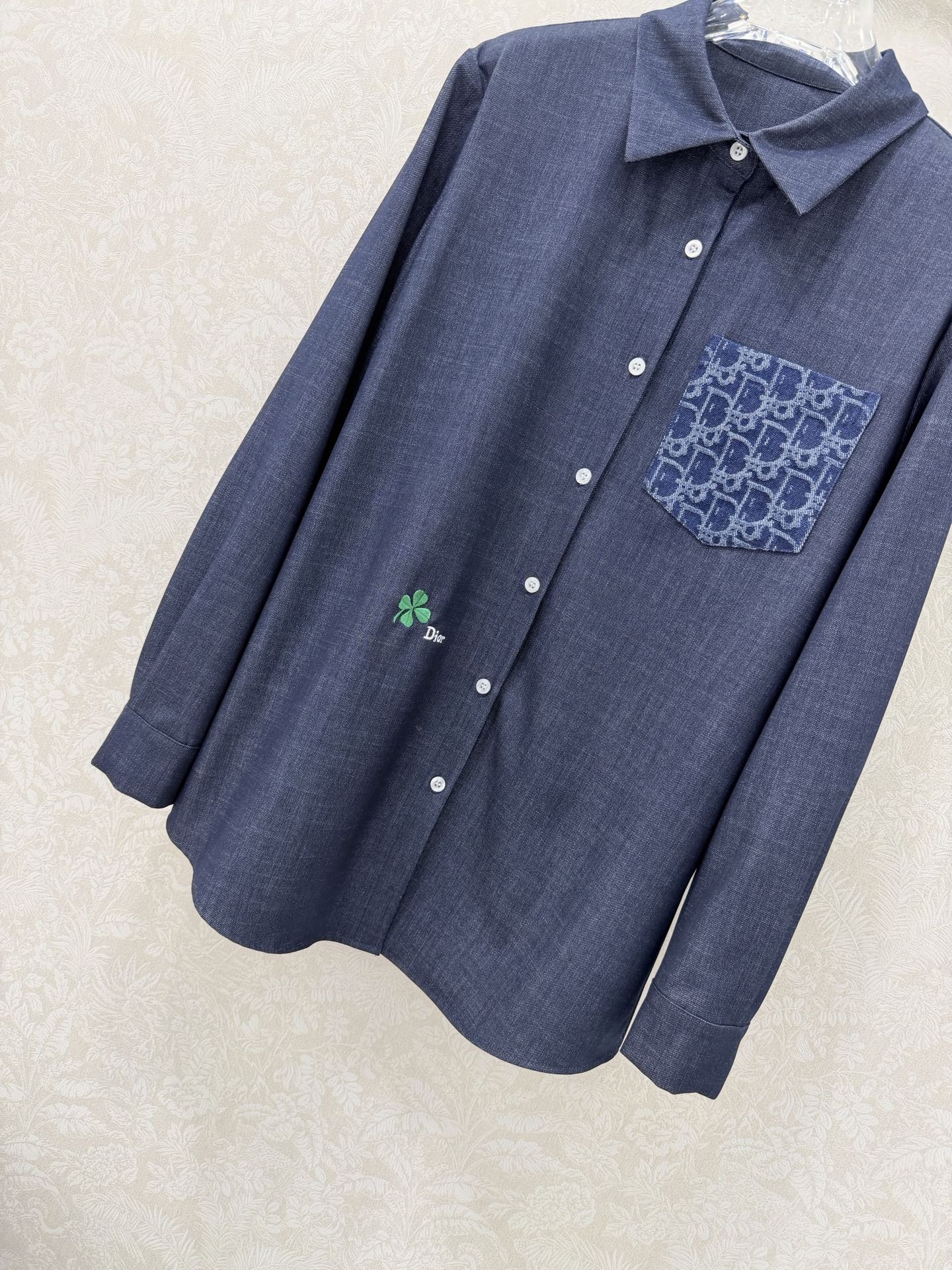 🔥🔥Dio*26新款翻领牛仔棉长袖衬衣 胸前提花牛仔撞色口袋 衣身四叶草🍀刺绣字母logo低调奢华，为设