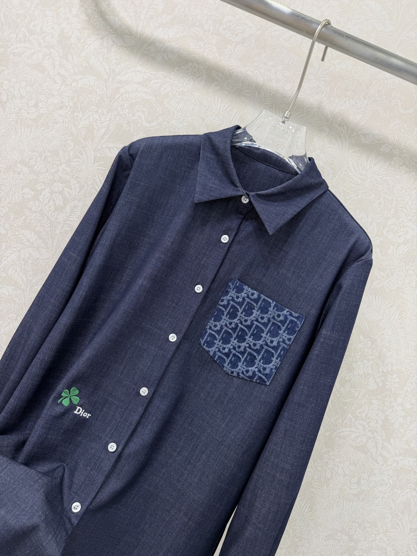 🔥🔥Dio*26新款翻领牛仔棉长袖衬衣 胸前提花牛仔撞色口袋 衣身四叶草🍀刺绣字母logo低调奢华，为设