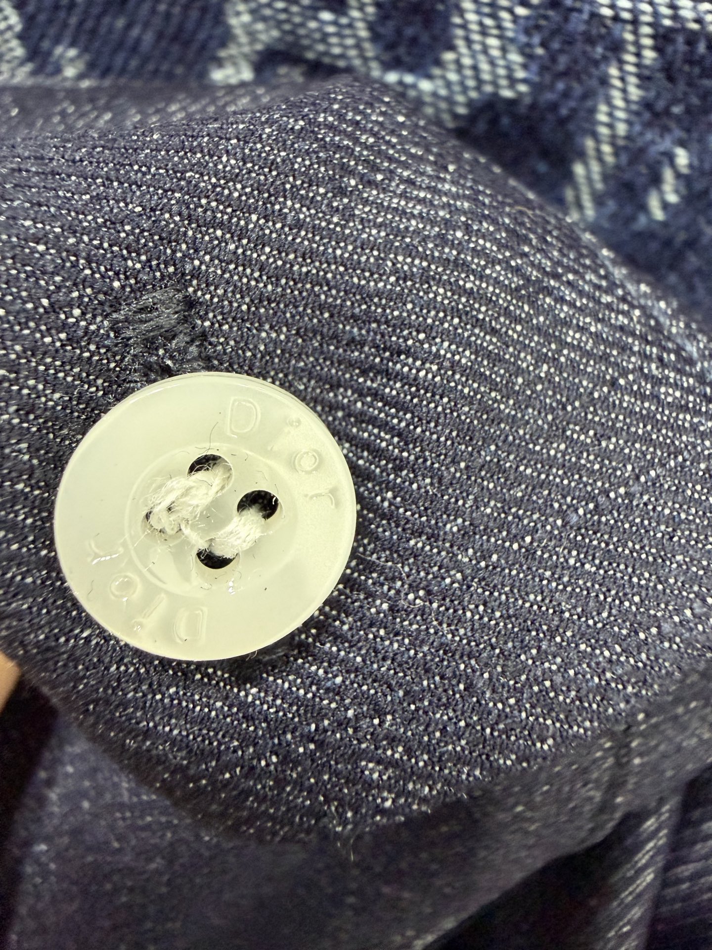 🔥🔥Dio*26新款翻领牛仔棉长袖衬衣 胸前提花牛仔撞色口袋 衣身四叶草🍀刺绣字母logo低调奢华，为设