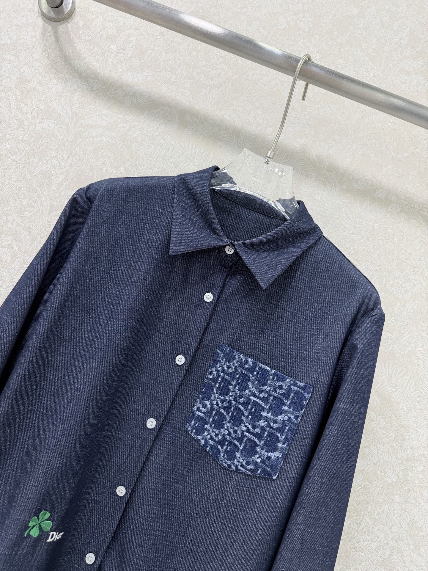 🔥🔥Dio*26新款翻领牛仔棉长袖衬衣 胸前提花牛仔撞色口袋 衣身四叶草🍀刺绣字母logo低调奢华，为设